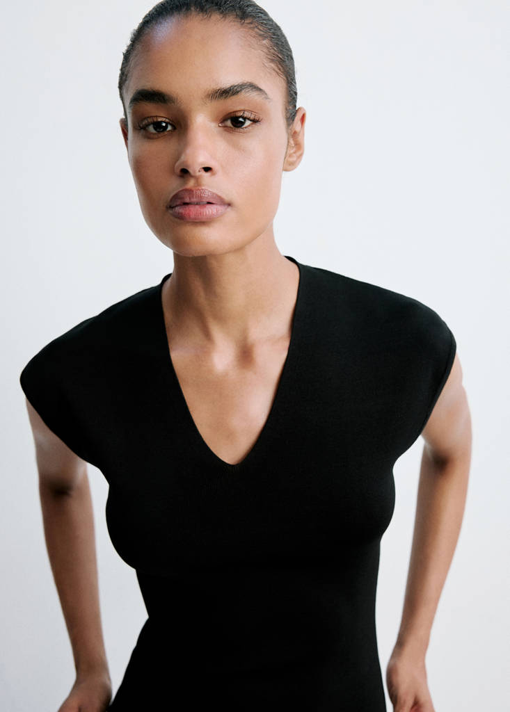 Fine knit V-neck top — Black