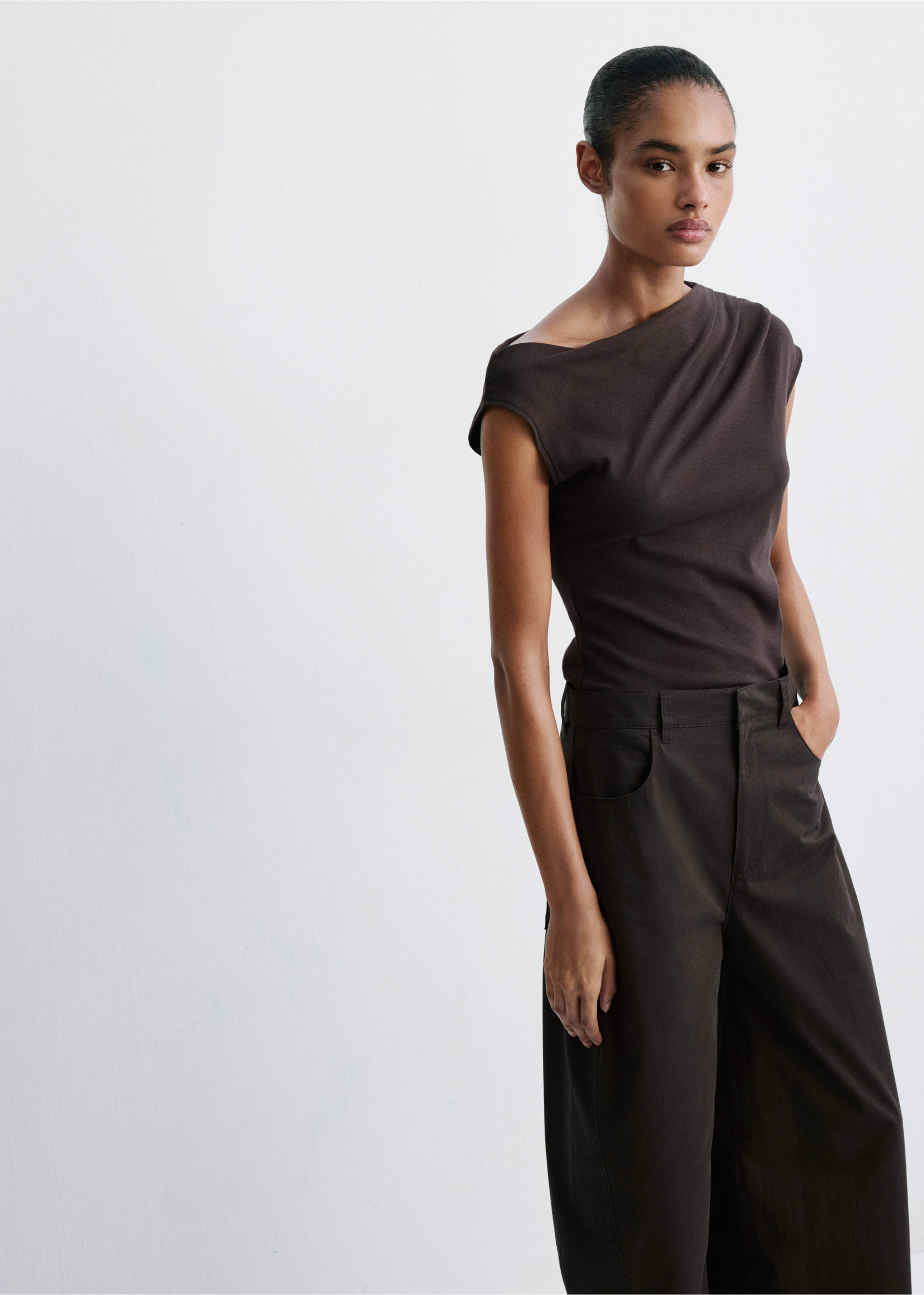 Mid-rise balloon pants - Details of the article 1, Chocolate. Ref: 37084078-00.