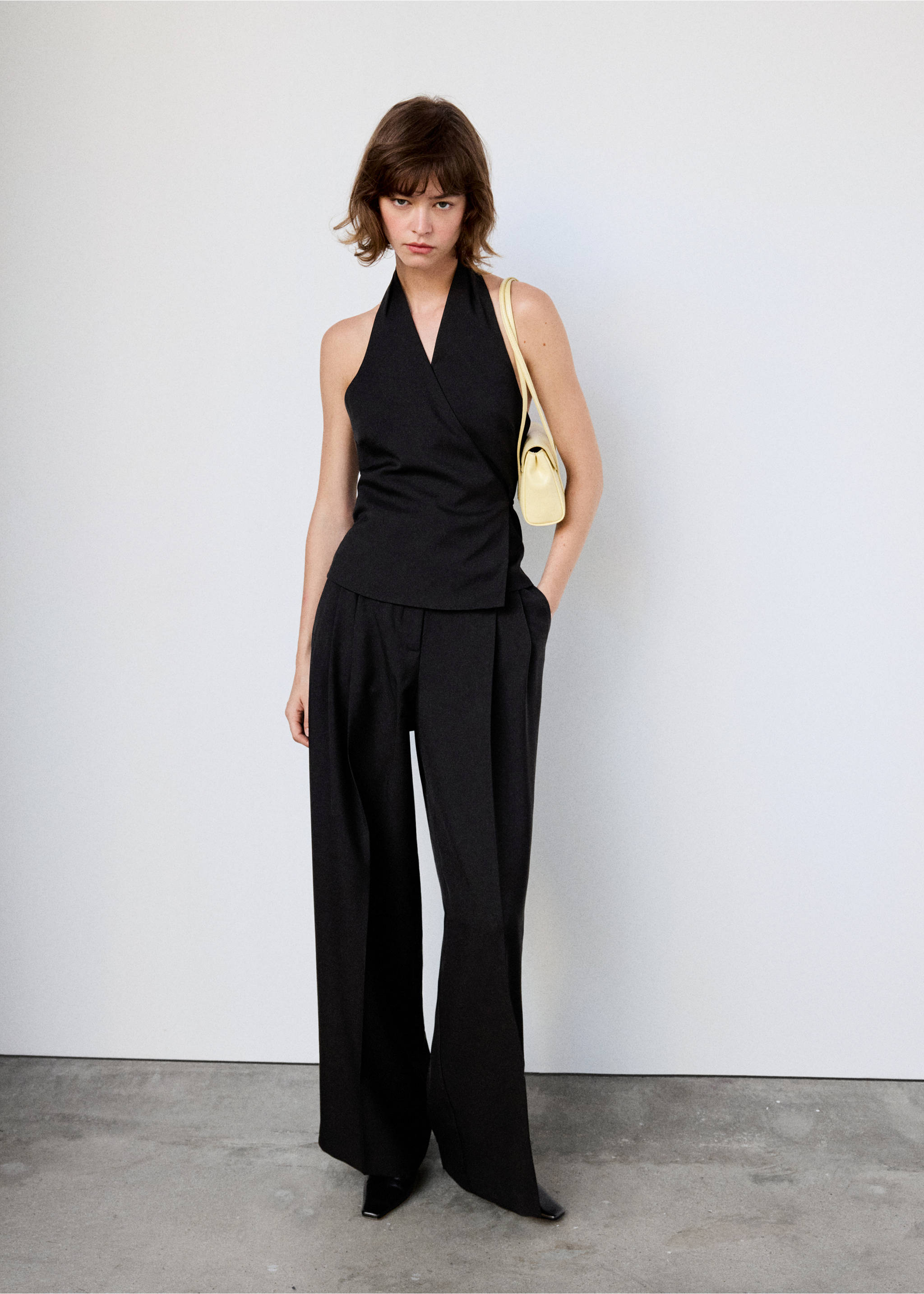 Crossed halter gilet - General plane, Black. Ref: 37084084-01.