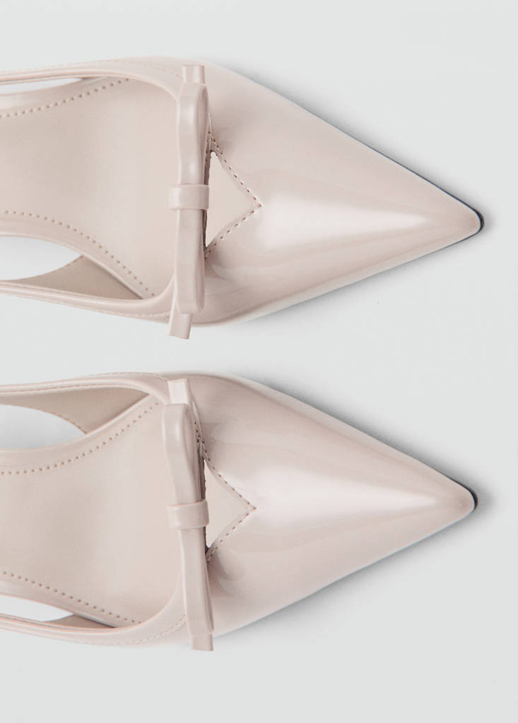 High-heeled shoes with pointed toe and bow — Ecru
