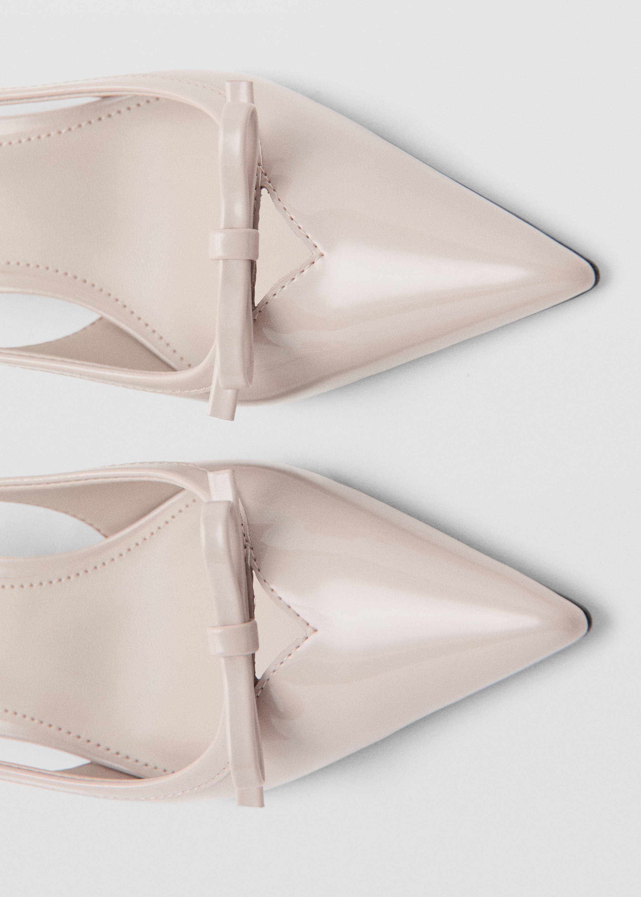 High-heeled shoes with pointed toe and bow - Details of the article 2
