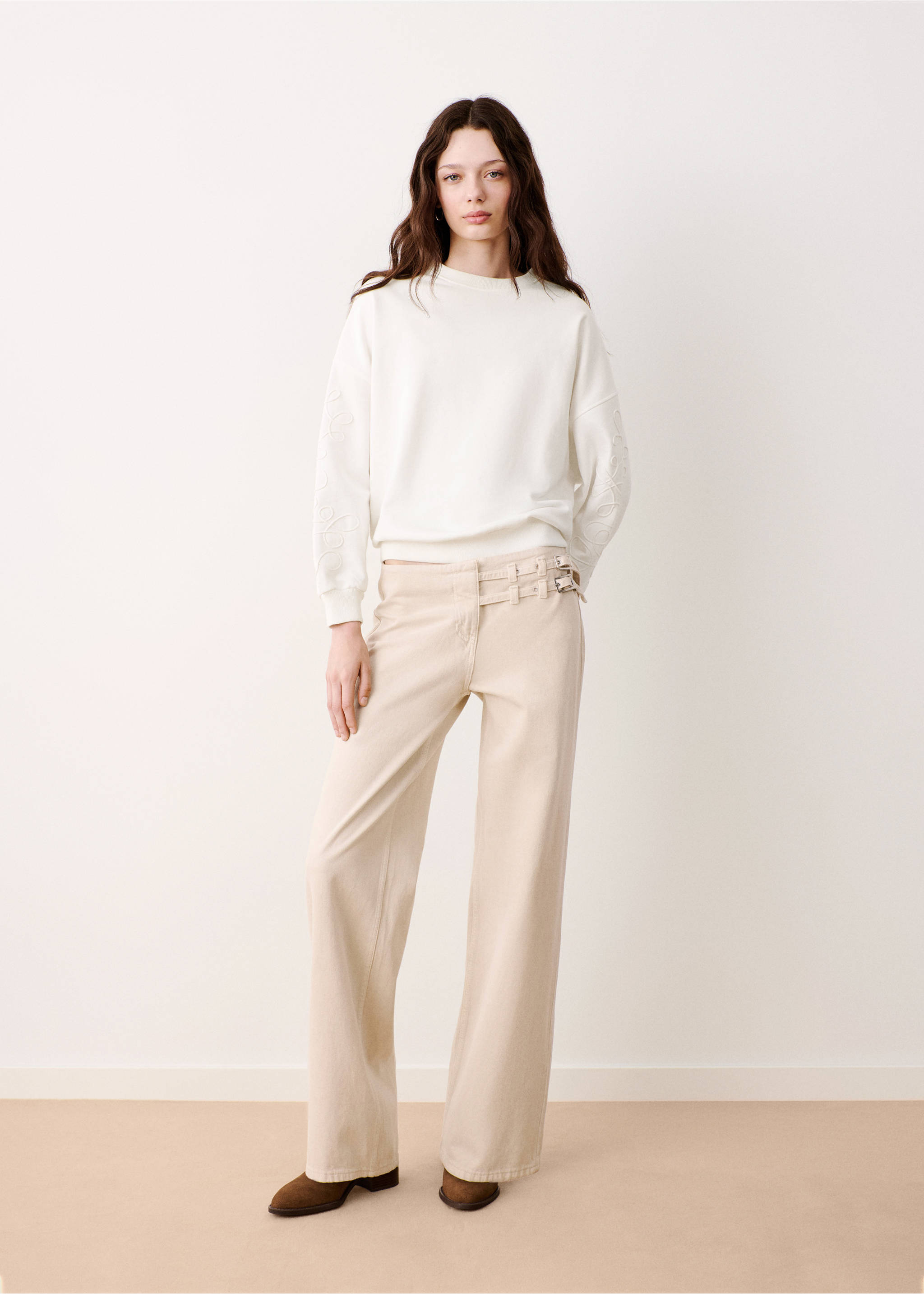 Sweatshirt com detalhes bordados nas mangas - Plano geral, Branco-pérola. Ref: 37084097-00.