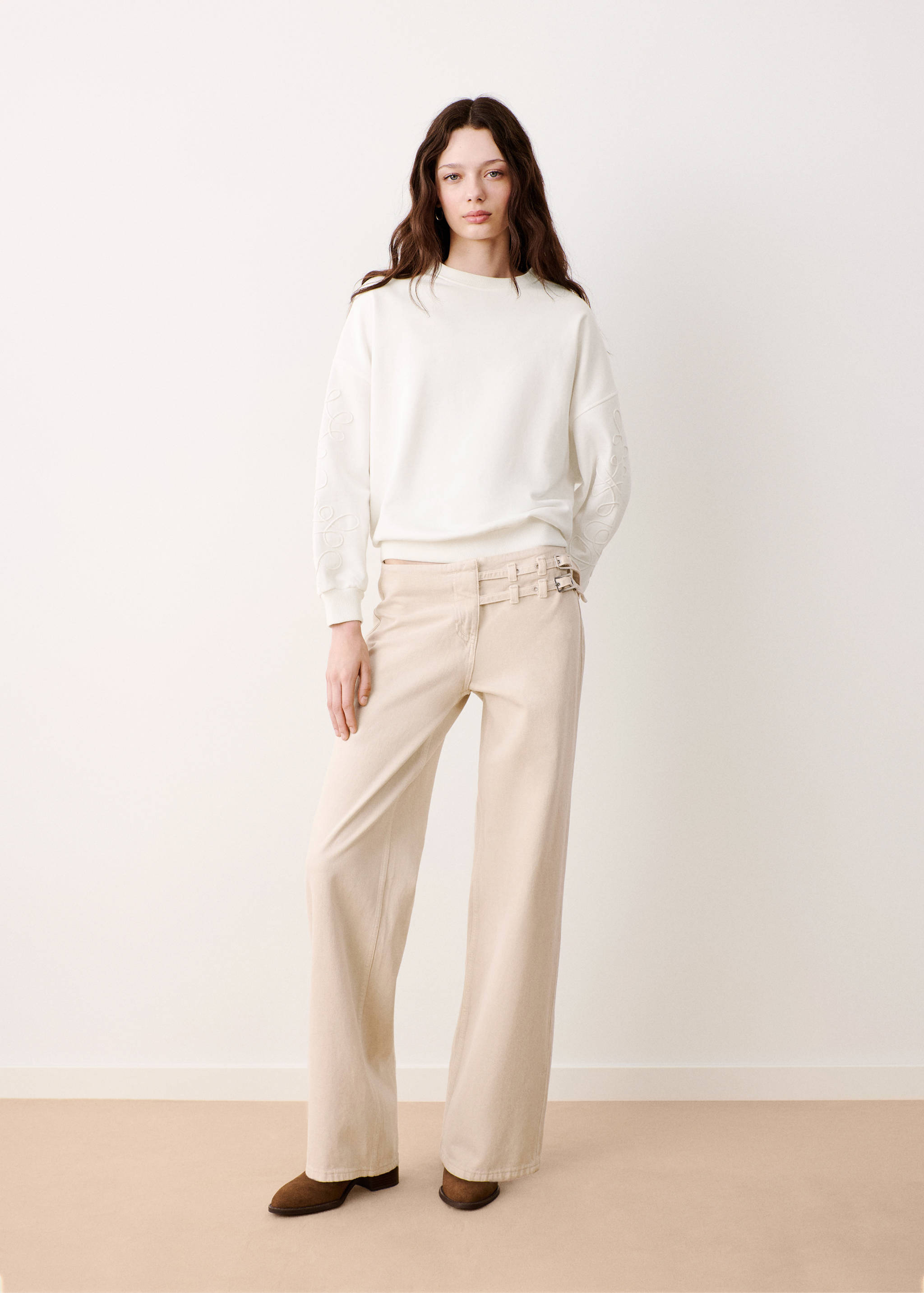 Sweatshirt com detalhes bordados nas mangas - Plano geral