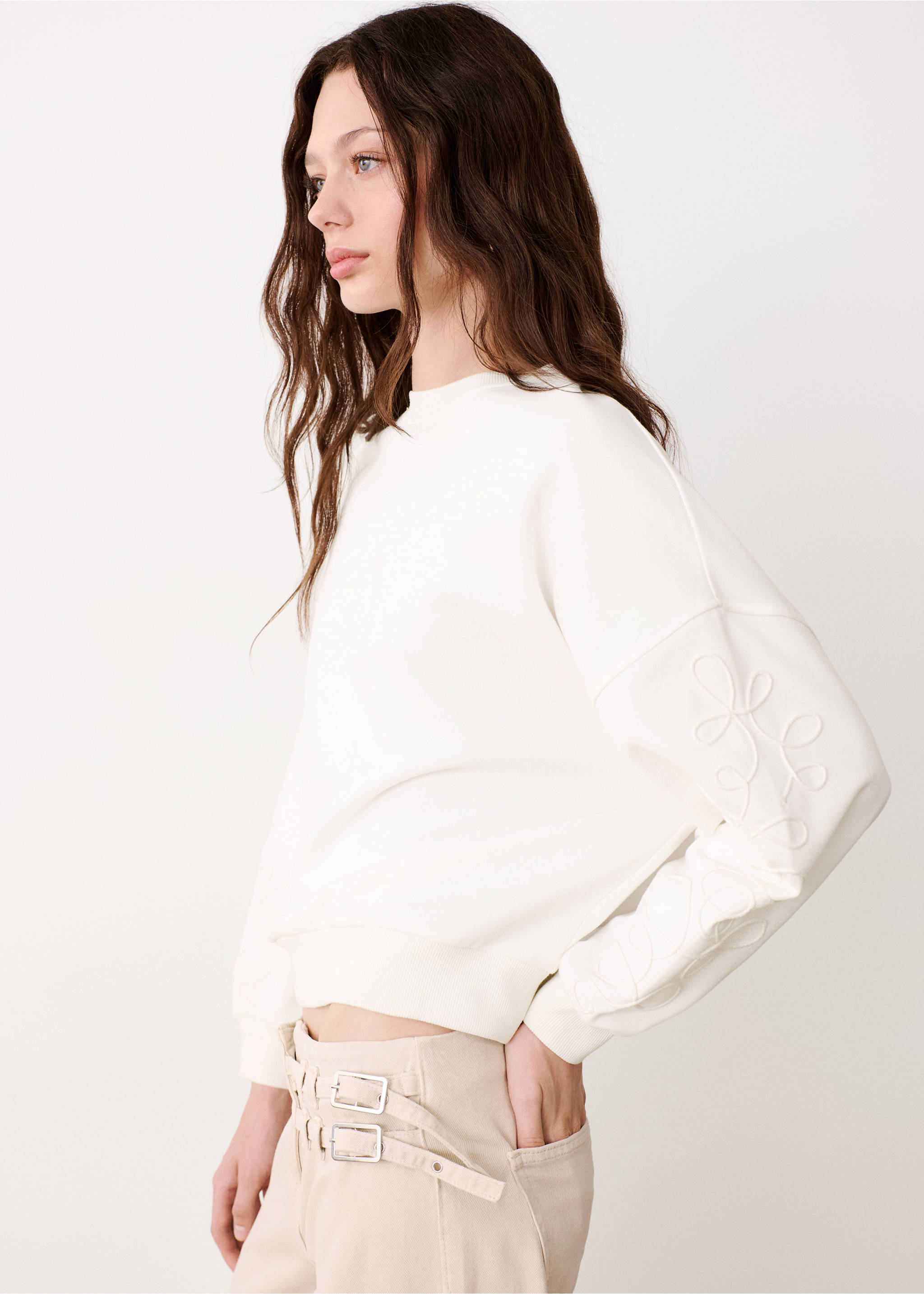 Sweatshirt com detalhes bordados nas mangas - Plano médio, Branco-pérola. Ref: 37084097-00.