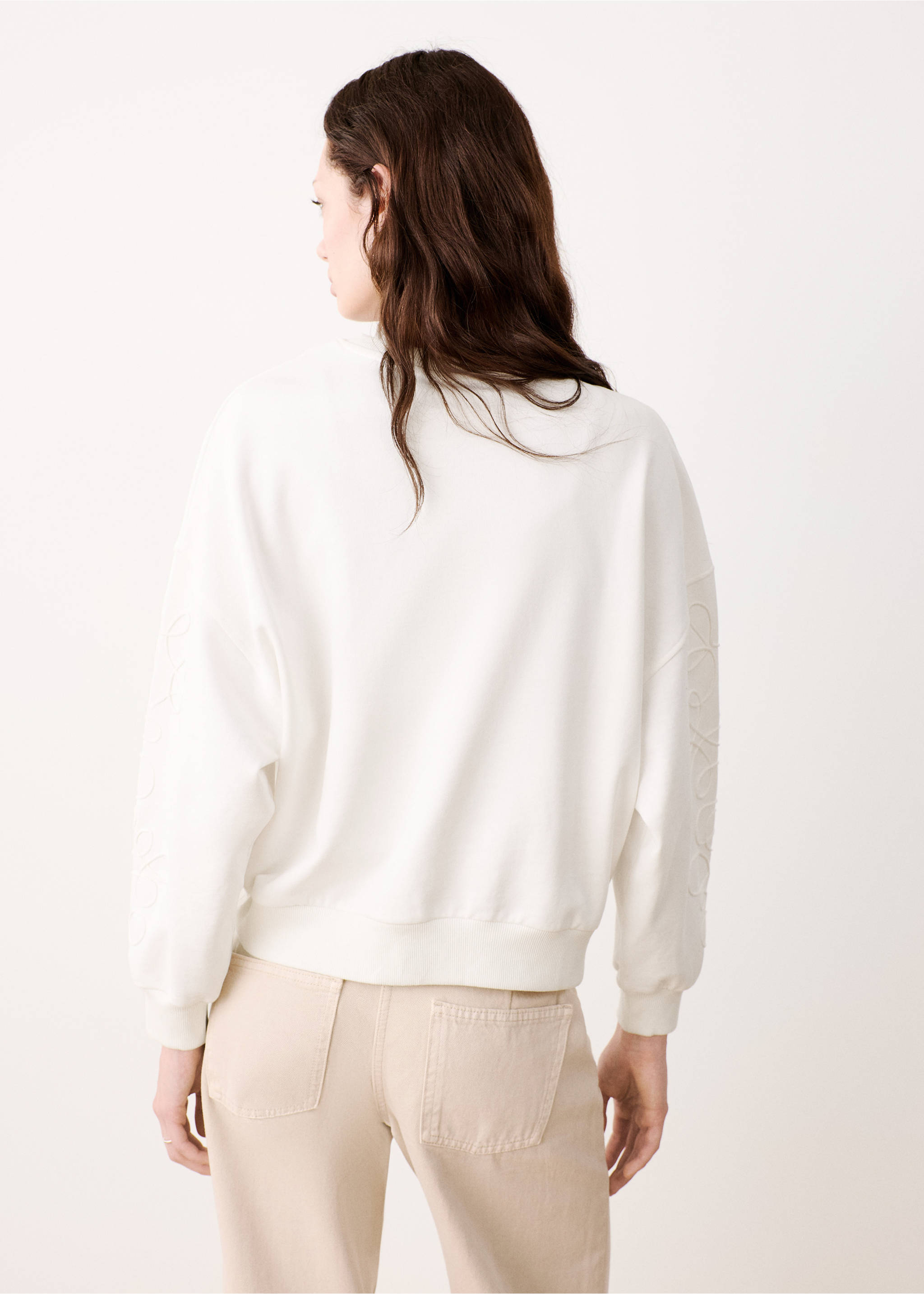Sweatshirt com detalhes bordados nas mangas - Verso do artigo, Branco-pérola. Ref: 37084097-00.