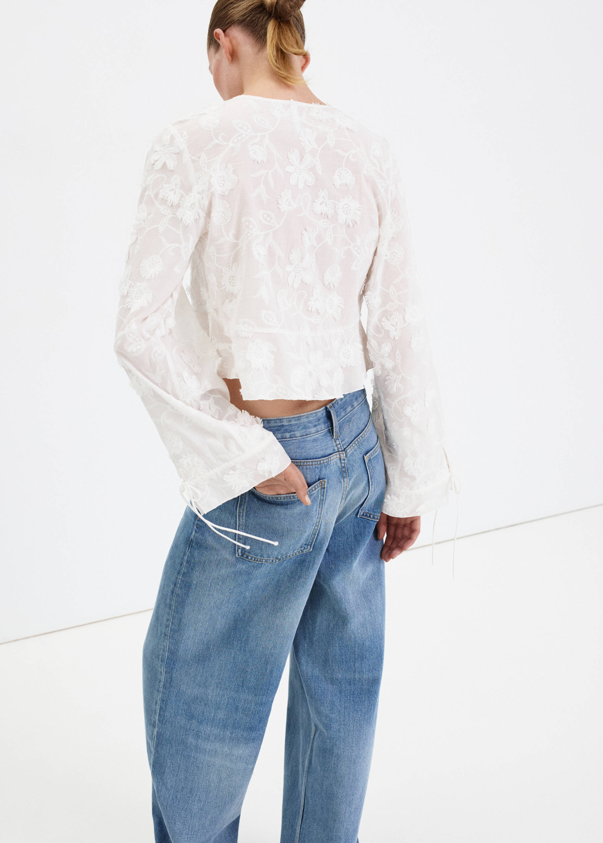 100% cotton blouse with floral embroidery - Reverse of the article