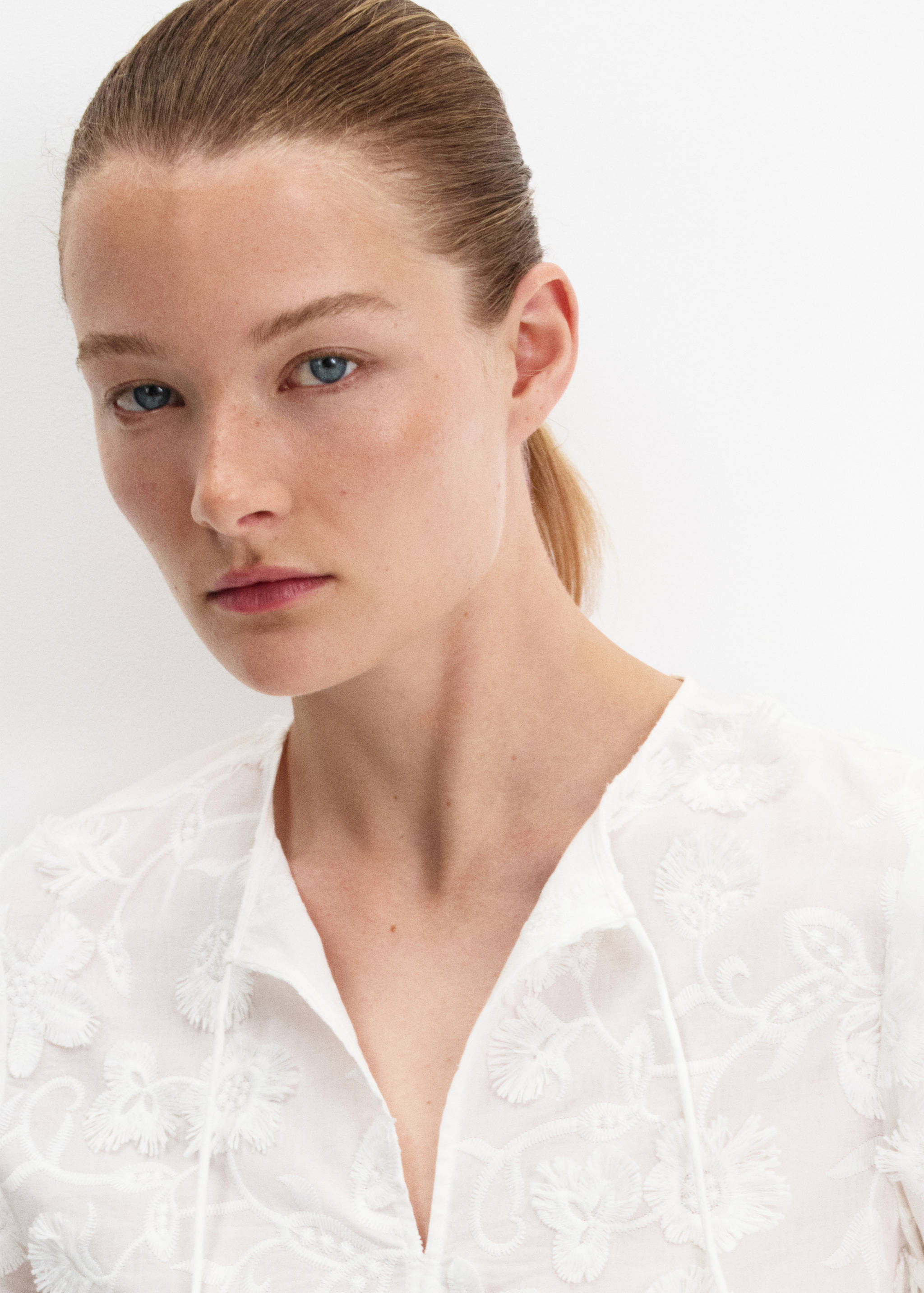 100% cotton blouse with floral embroidery - Details of the article 1