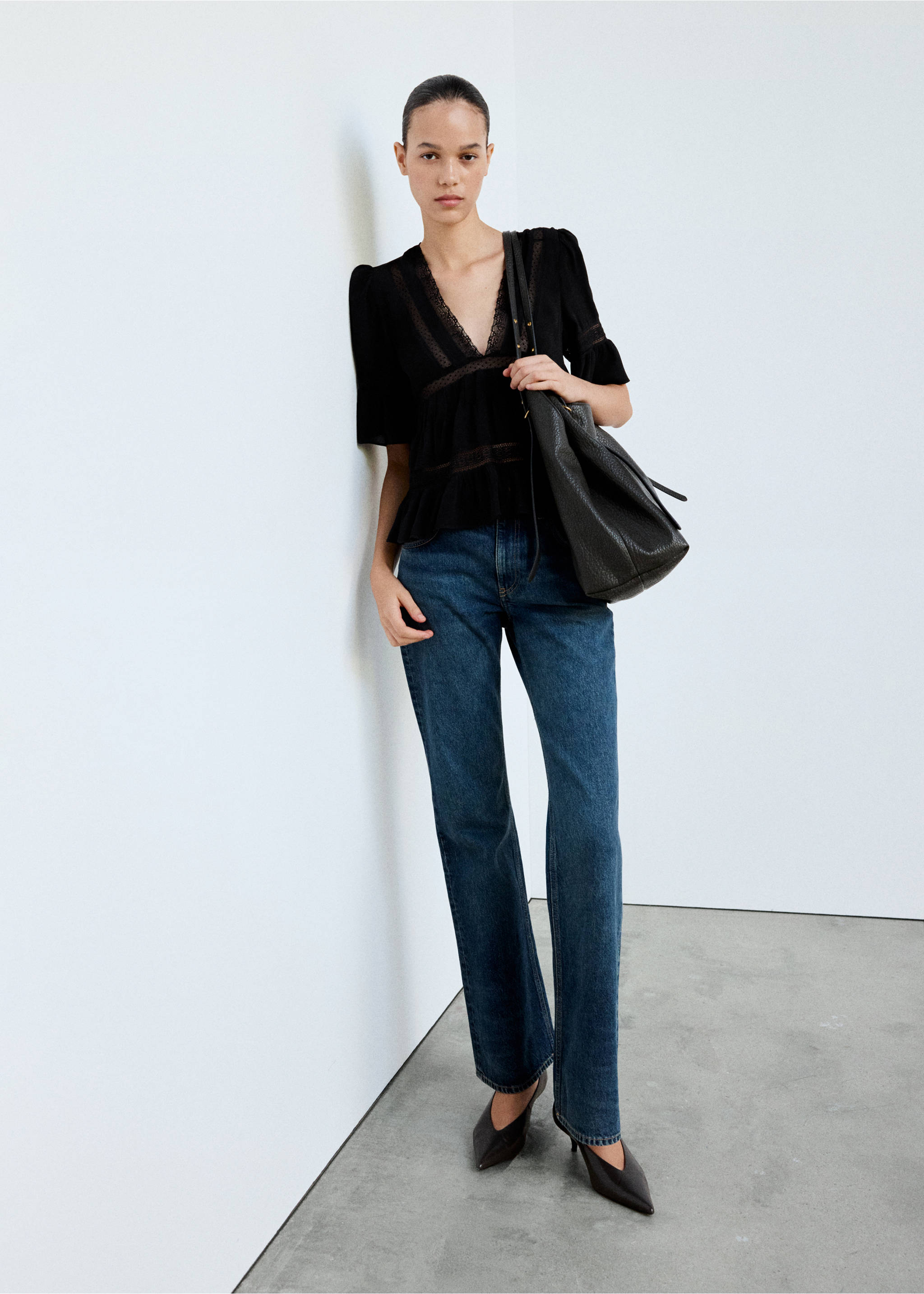 Blusa escote pico puntilla - Plano general, Negro. Ref: 37084104-00.
