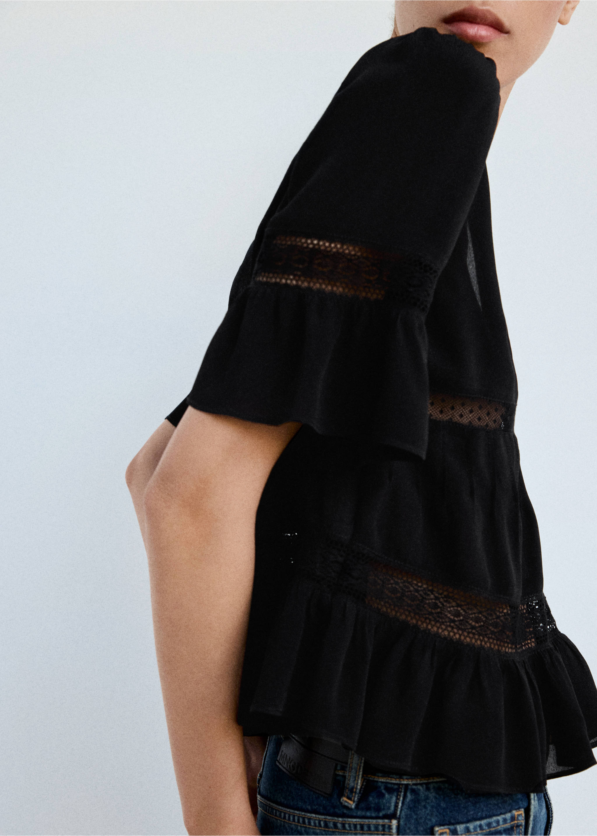 Blusa escote pico puntilla - Plano medio, Negro. Ref: 37084104-00.
