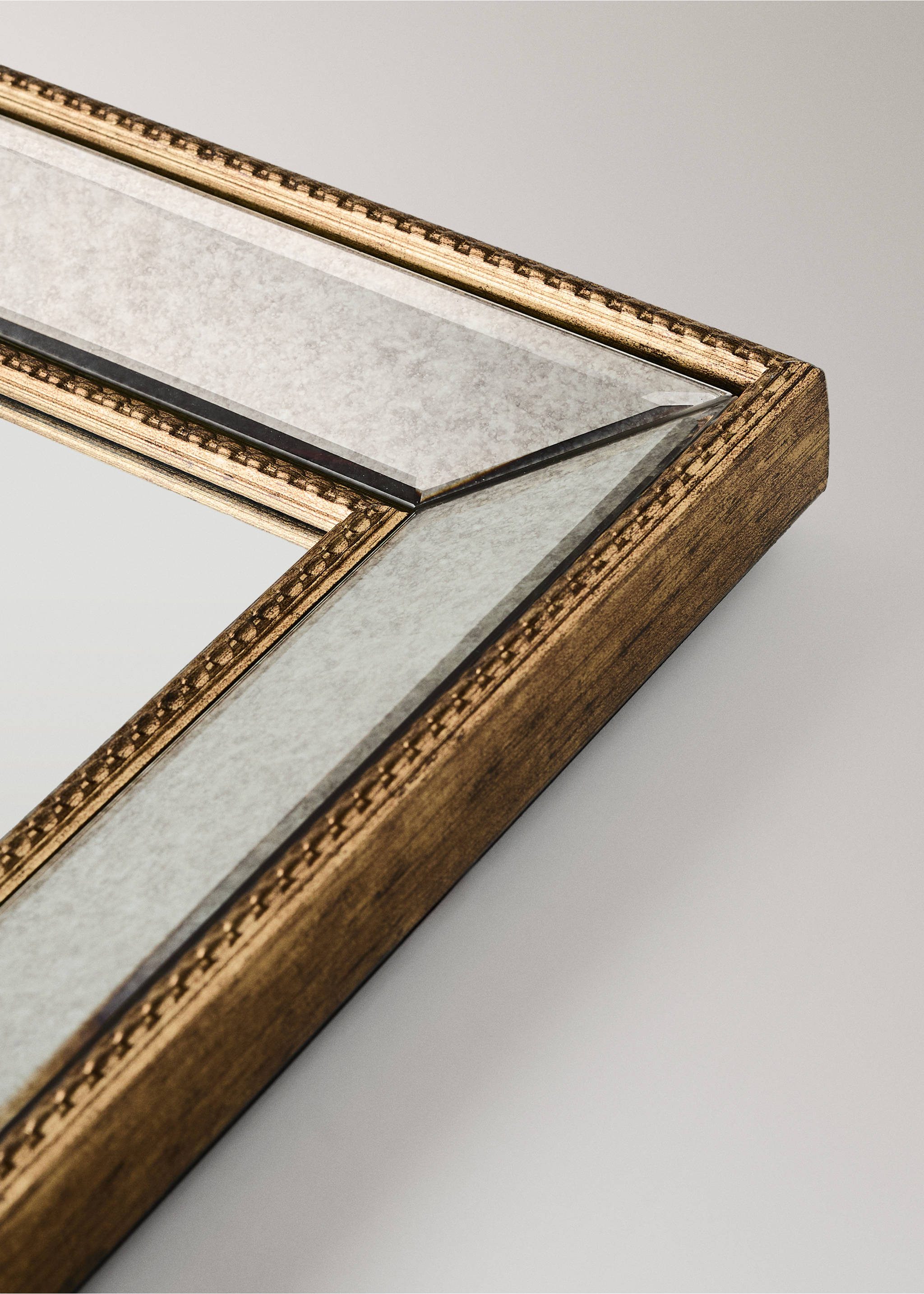 Rectangular mirror with antique edges - Details of the article 2, Gold. Ref: 37084113-00.