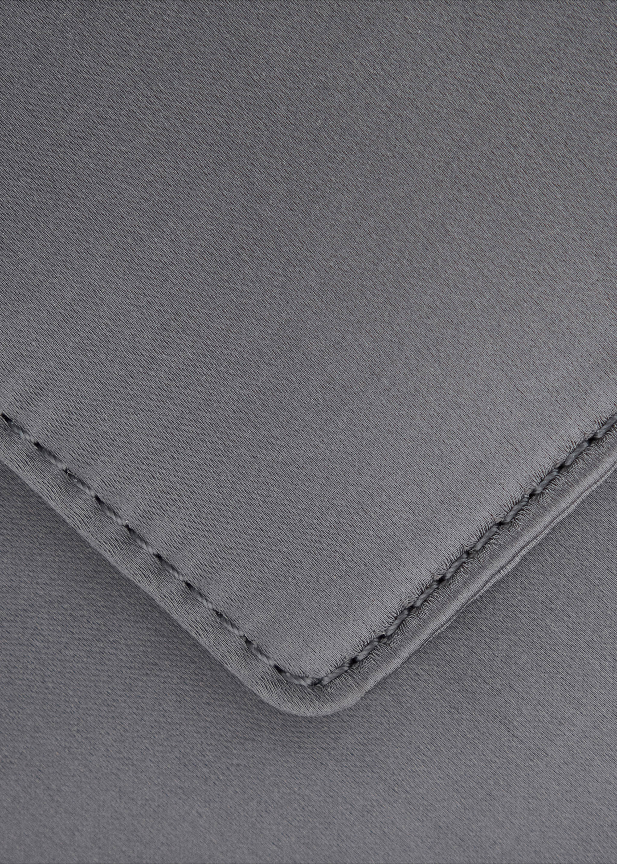 Pochette à main satinée à rabat - Détail de l'article 2, Gris. Ref: 37084114-00.