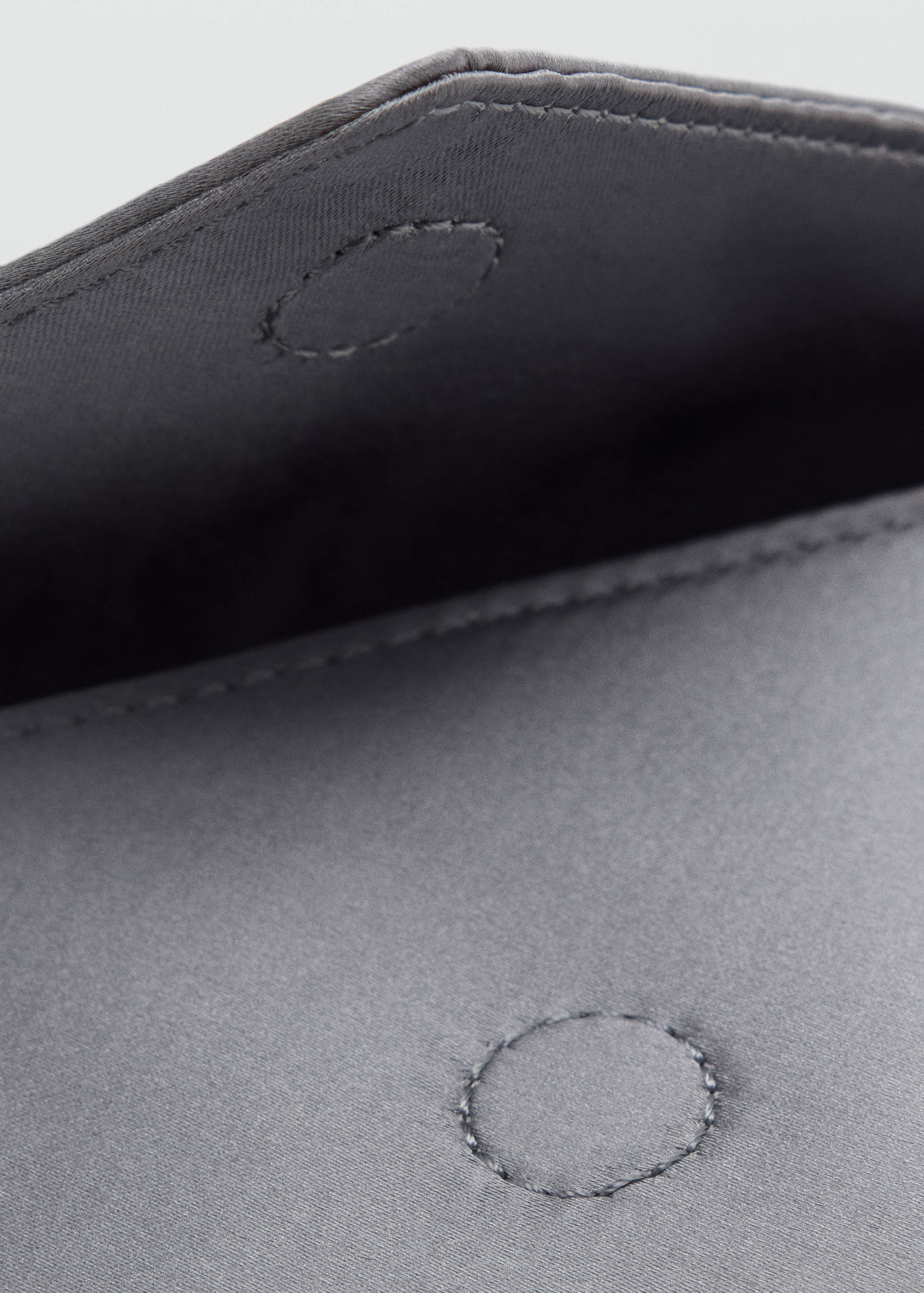 Pochette à main satinée à rabat - Détail de l'article 3