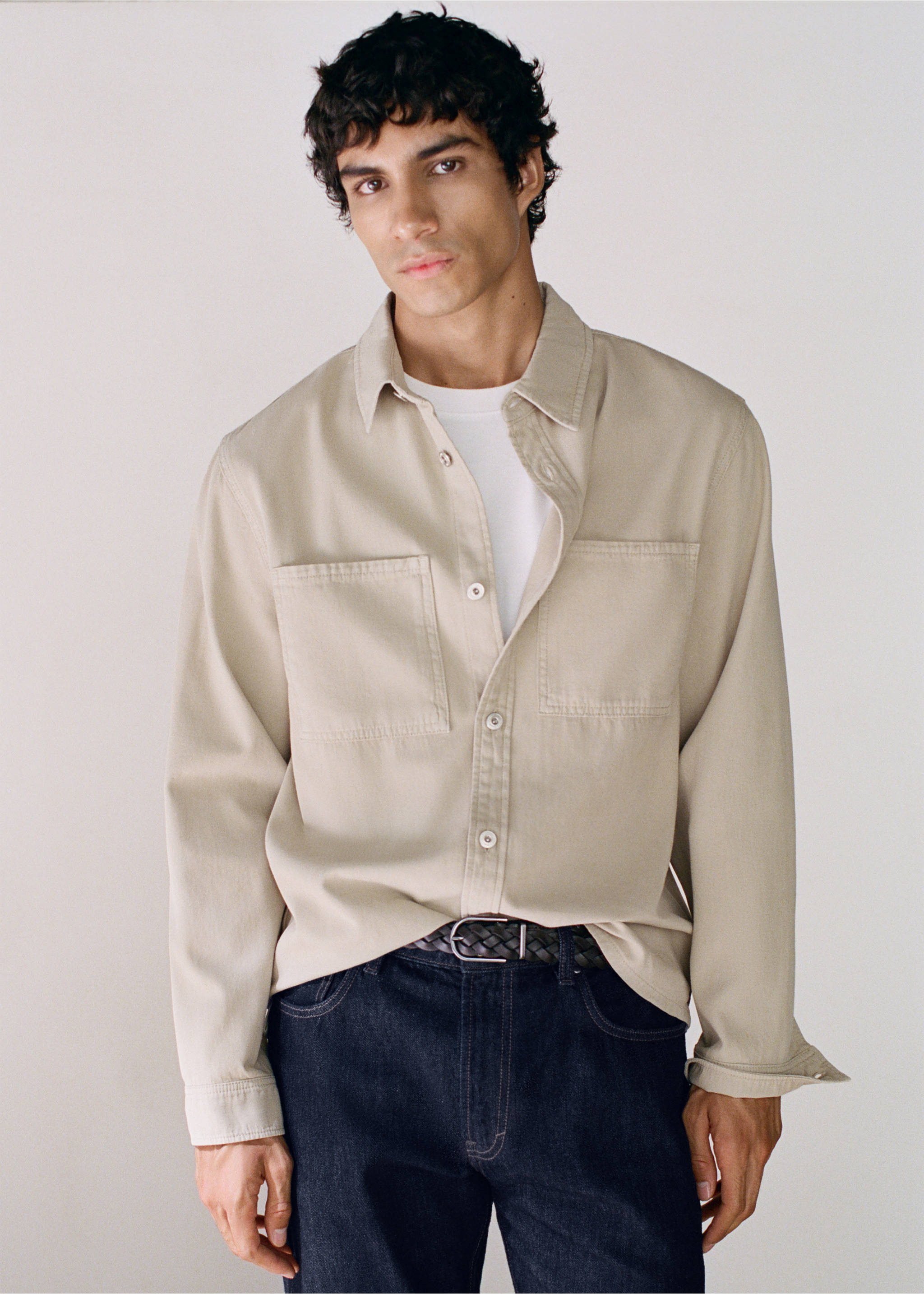 Denim overshirt pockets - Details of the article 7, Beige. Ref: 37084404-00.