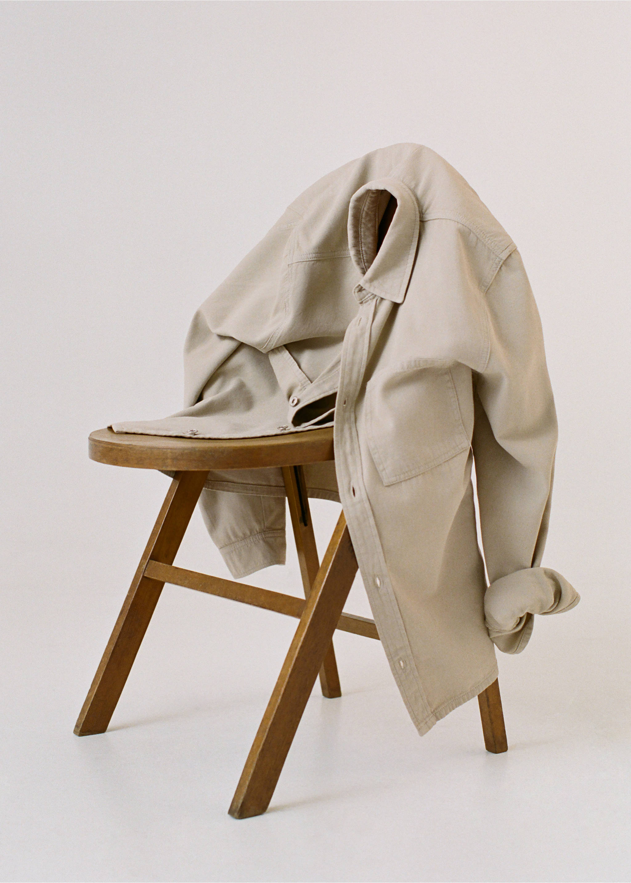 Denim overshirt pockets - Details of the article 8, Beige. Ref: 37084404-00.