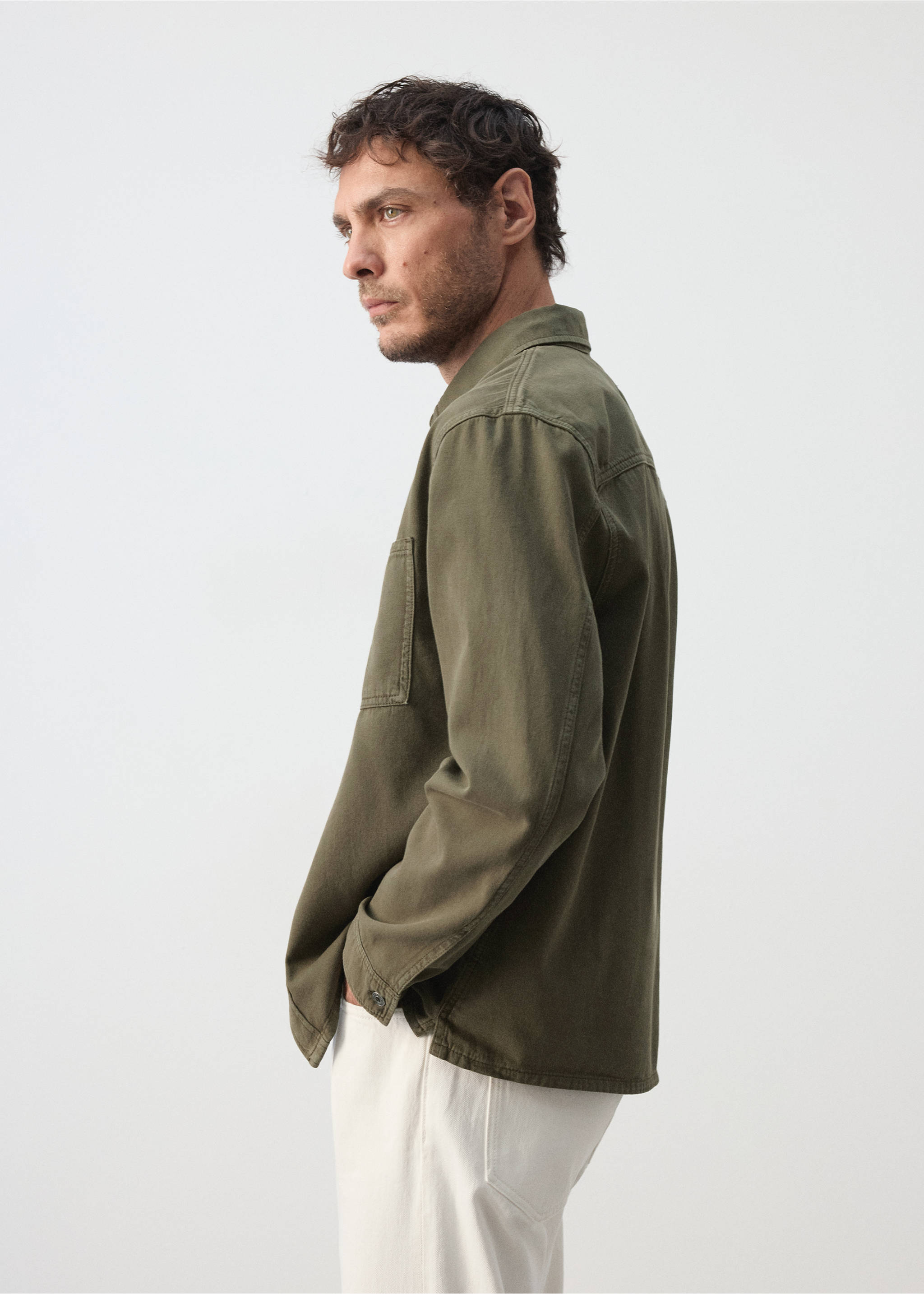 Denim overshirt pockets - Details of the article 2, Khaki. Ref: 37084404-00.