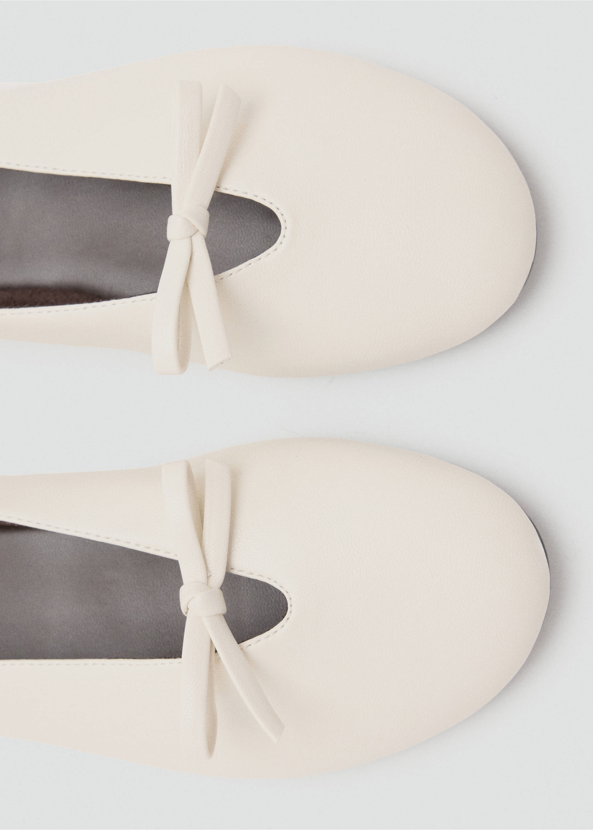 Ballet pump with bow detail - Details of the article 2, Ecru. Ref: 37084440-00.