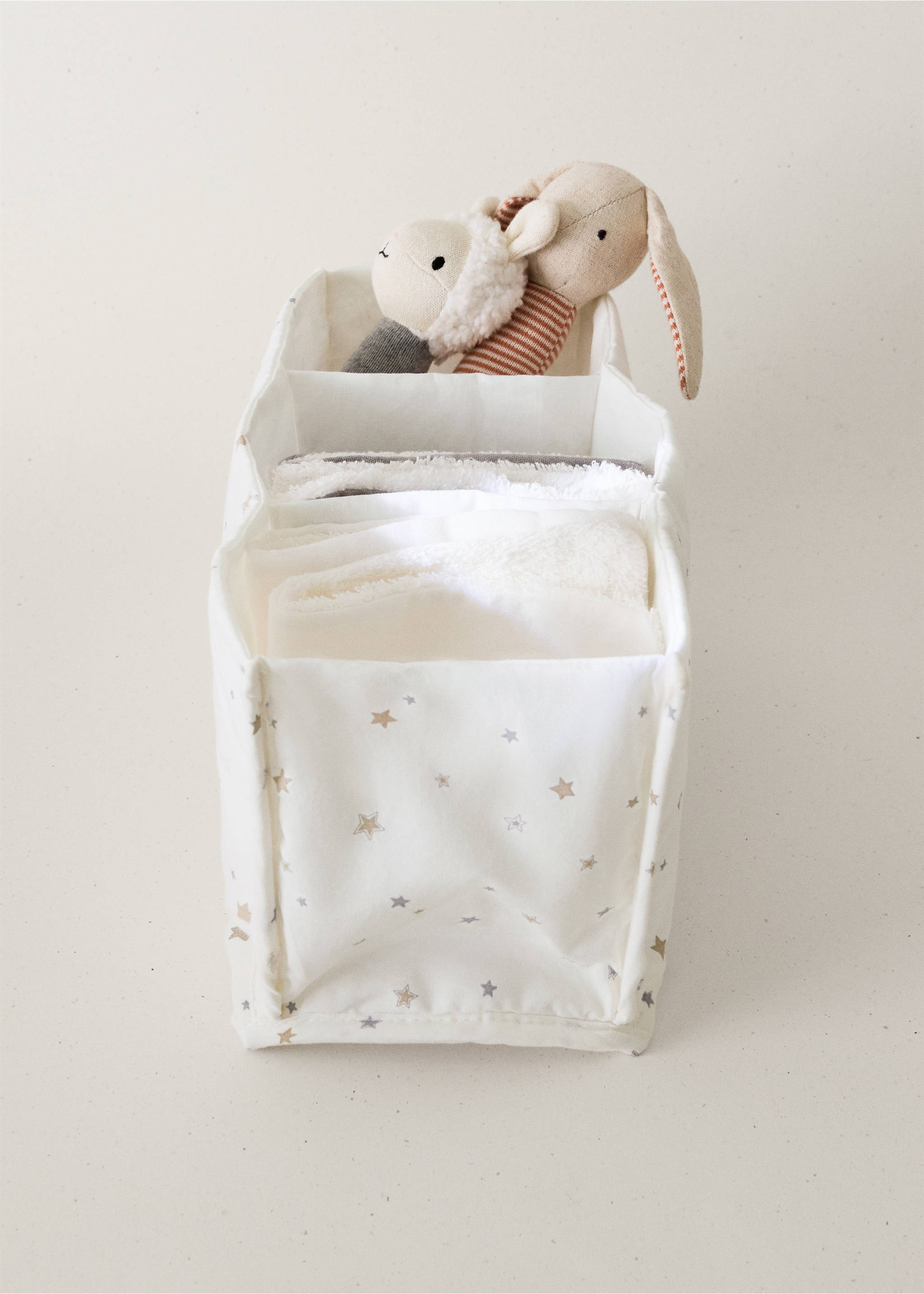 Organizador de bebé de tela crema con estampado de estrellas, relleno de textiles doblados y juguetes., Gris. Ref: 37084453-00.