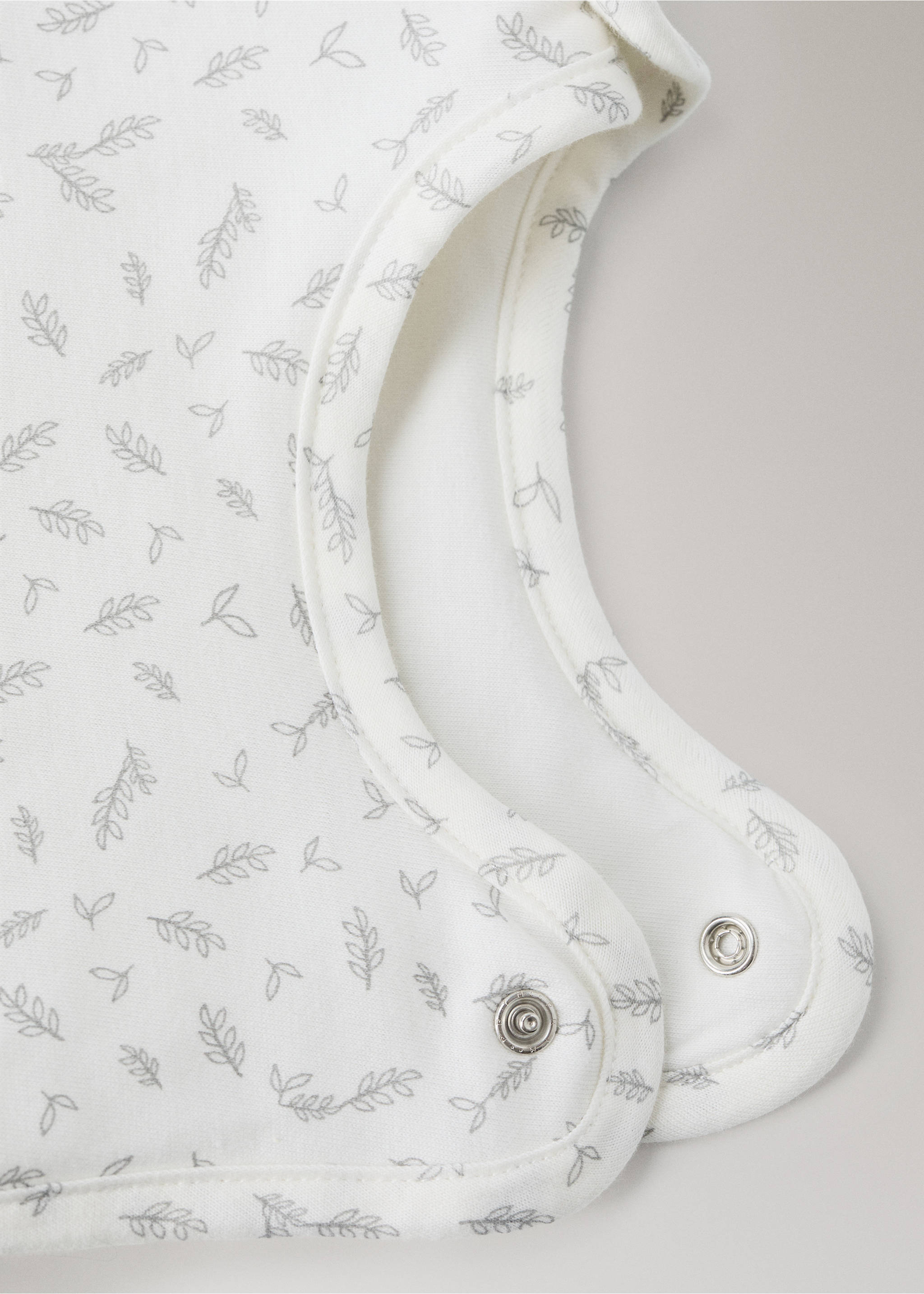 Leaf print 100% cotton pram sack - Details of the article 1, Ecru. Ref: 37084458-00.