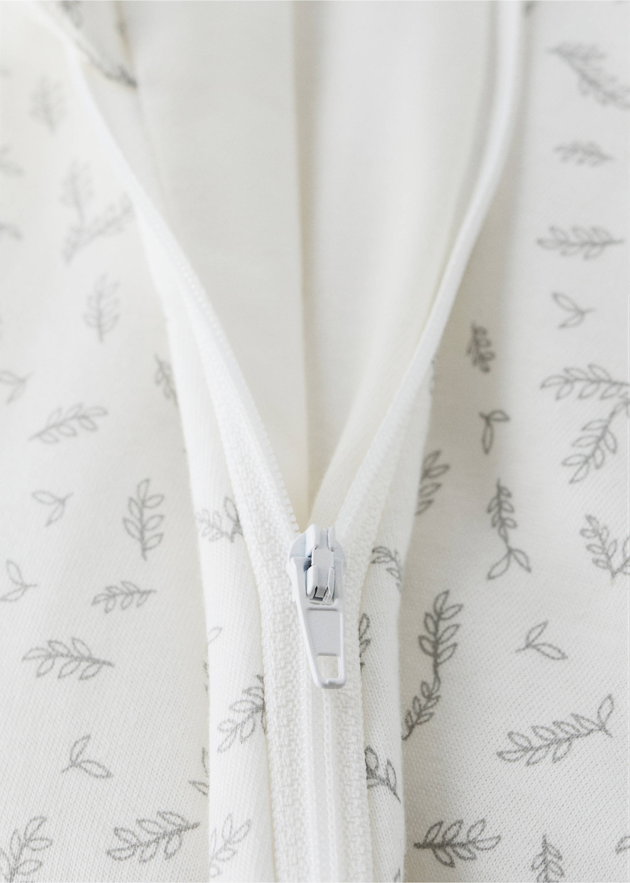 Leaf print 100% cotton pram sack - Details of the article 2, Ecru. Ref: 37084458-00.