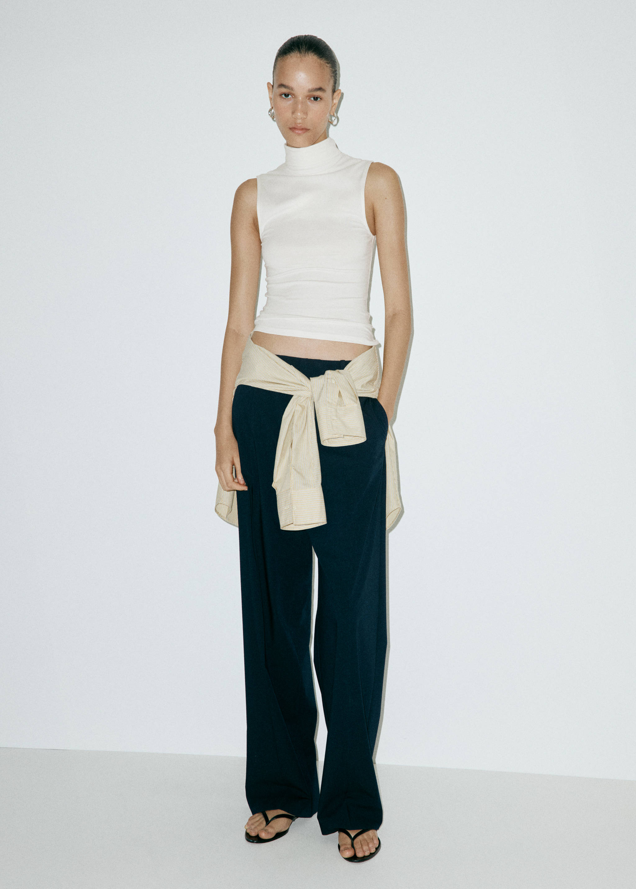 Sleeveless turtleneck top - General plane