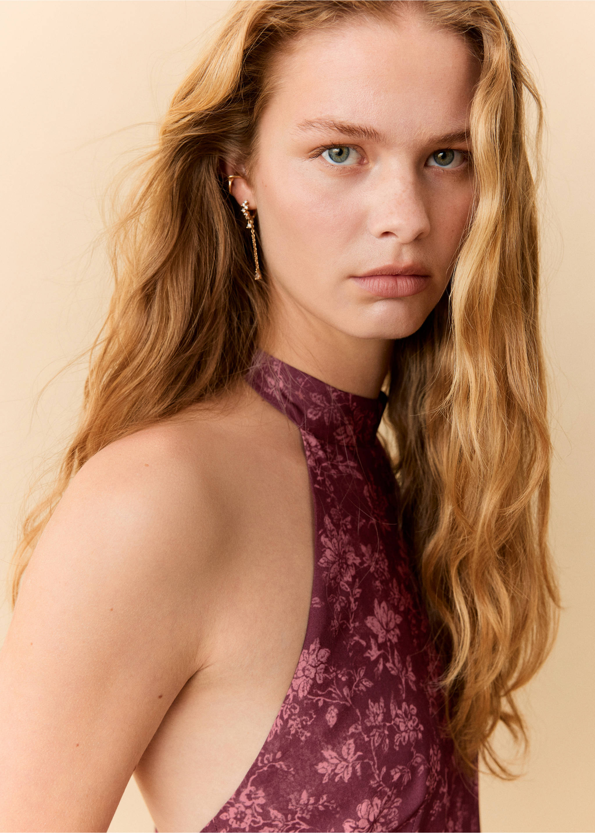 Halter-neck open-back dress - Details of the article 1, Burgundy. Ref: 37084475-00.