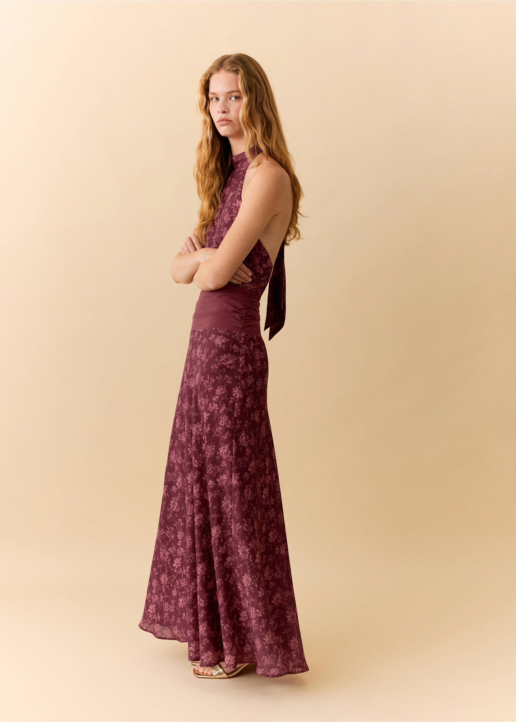 Halter-neck open-back dress - Details of the article 2, Burgundy. Ref: 37084475-00.