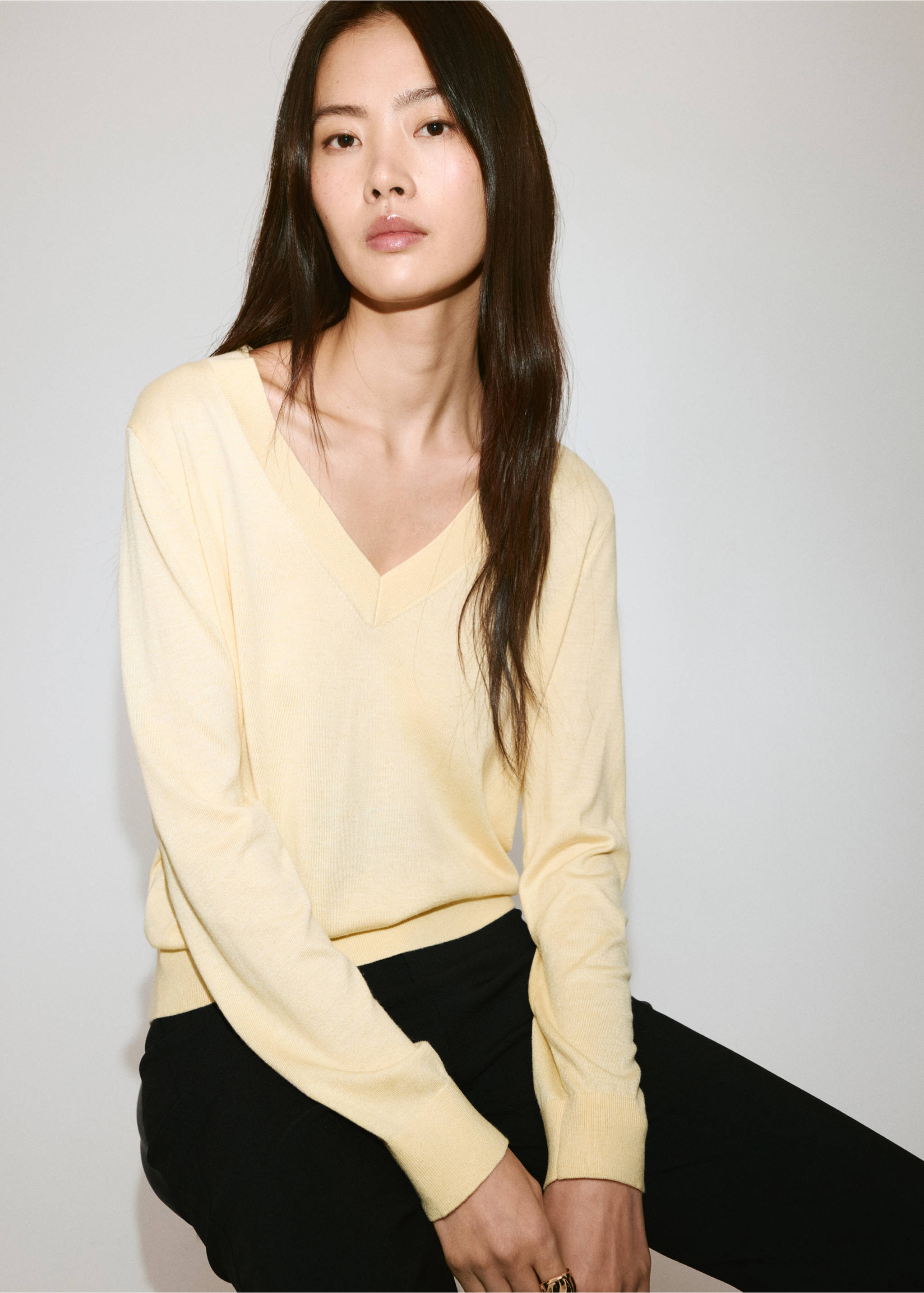 V-neck knit sweater - Medium plane, Vanilla. Ref: 37084775-00.