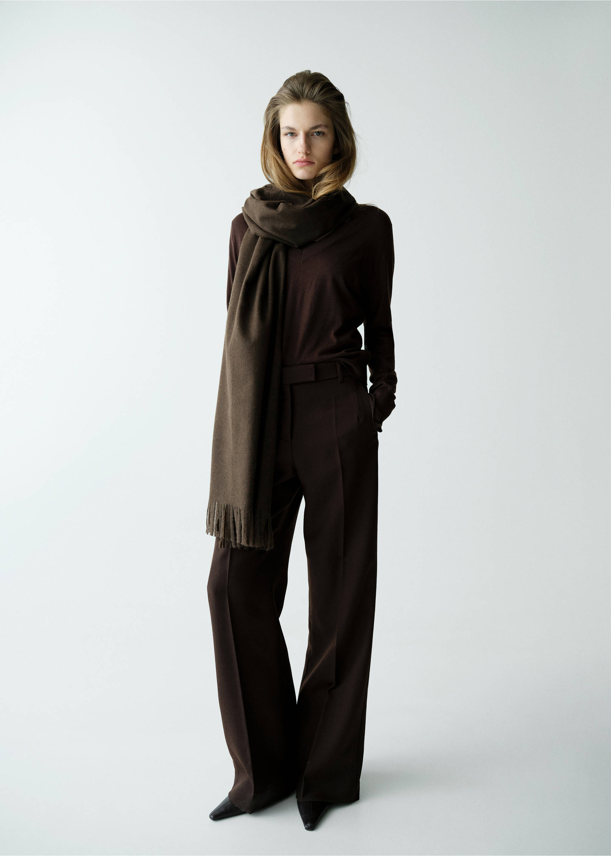 Jersey punto cuello pico - Plano general, Chocolate. Ref: 37084775-00.