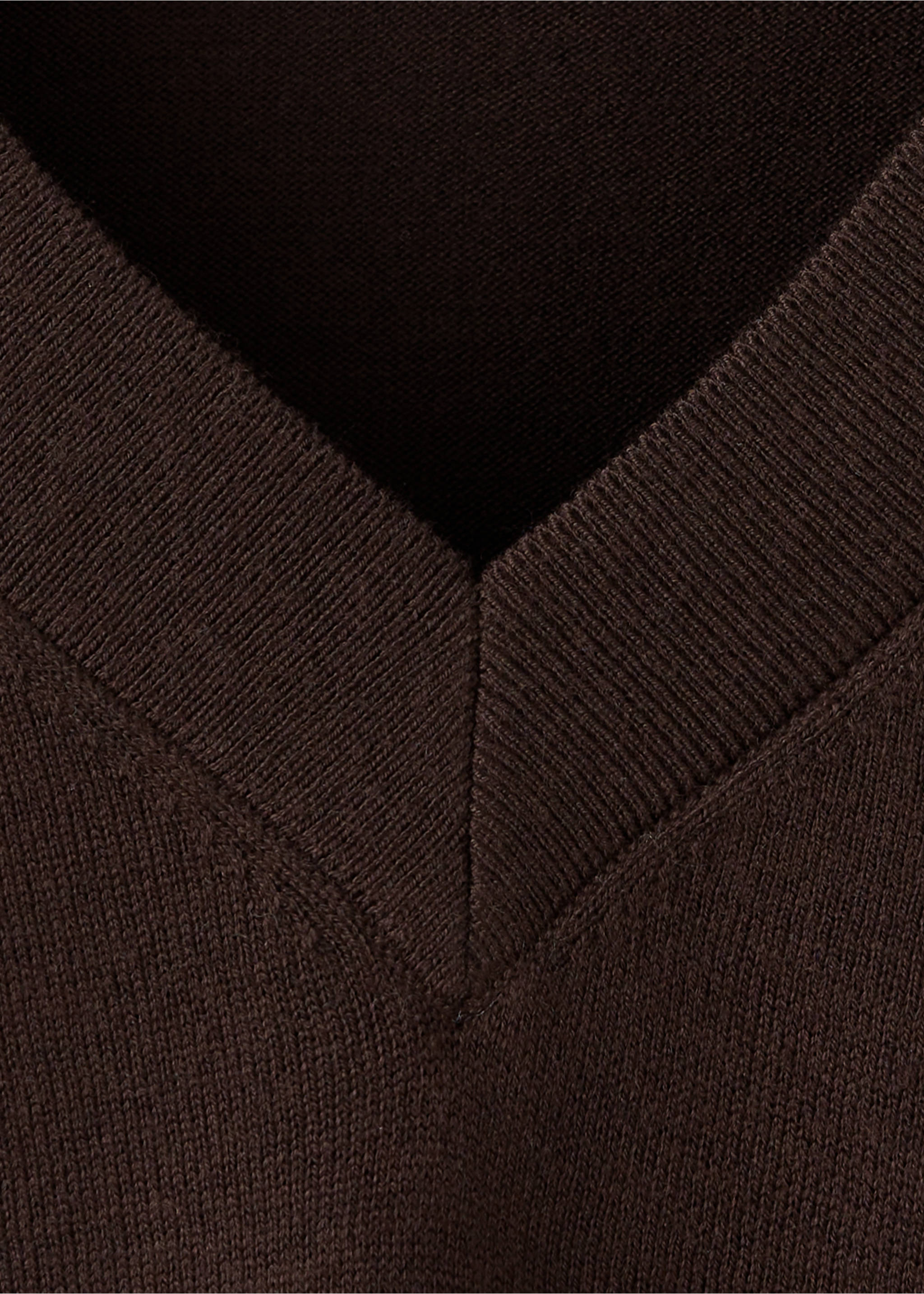 Jersey punto cuello pico - Detalle del artículo 8, Chocolate. Ref: 37084775-00.