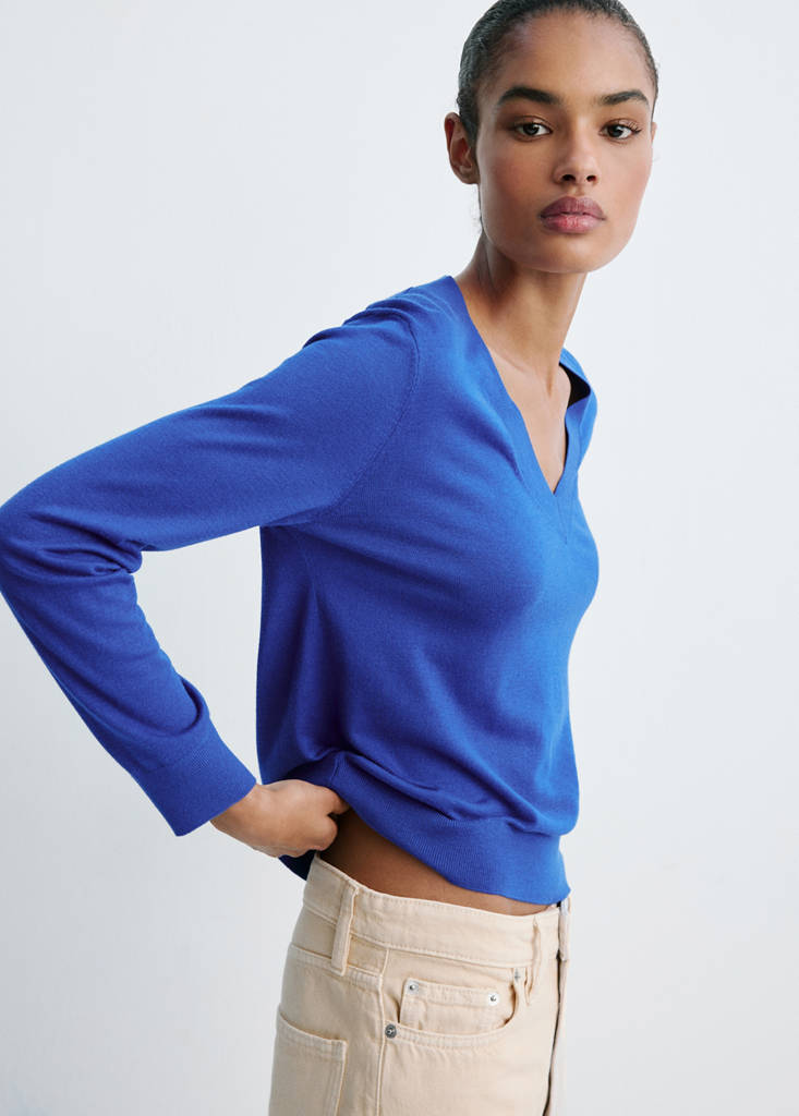 V-neck knit sweater — Vibrant blue