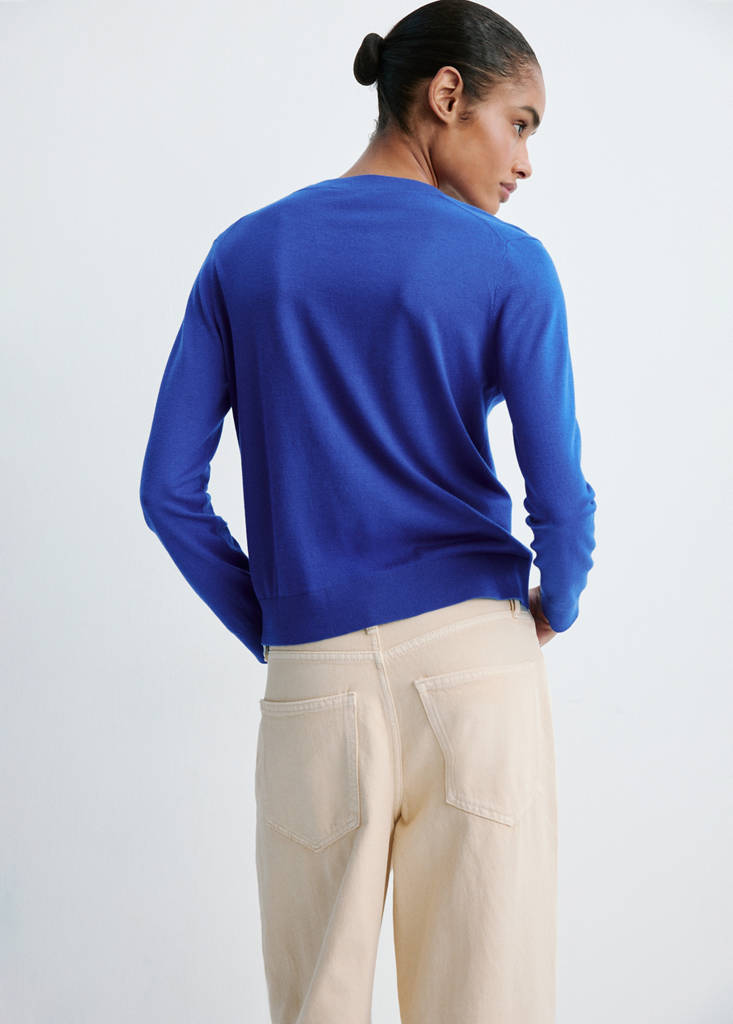V-neck knit sweater — Vibrant blue