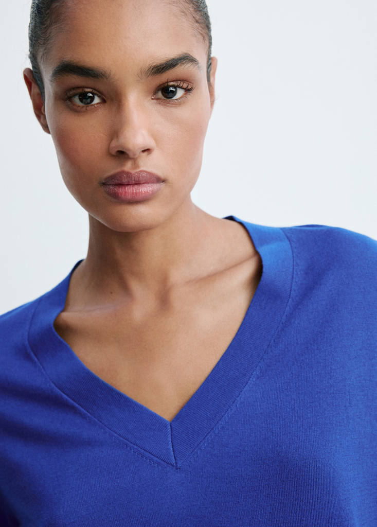 V-neck knit sweater — Vibrant blue