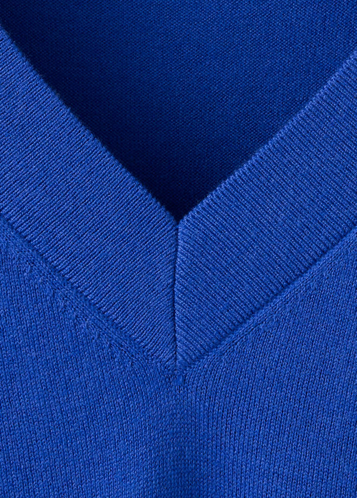 V-neck knit sweater — Vibrant blue
