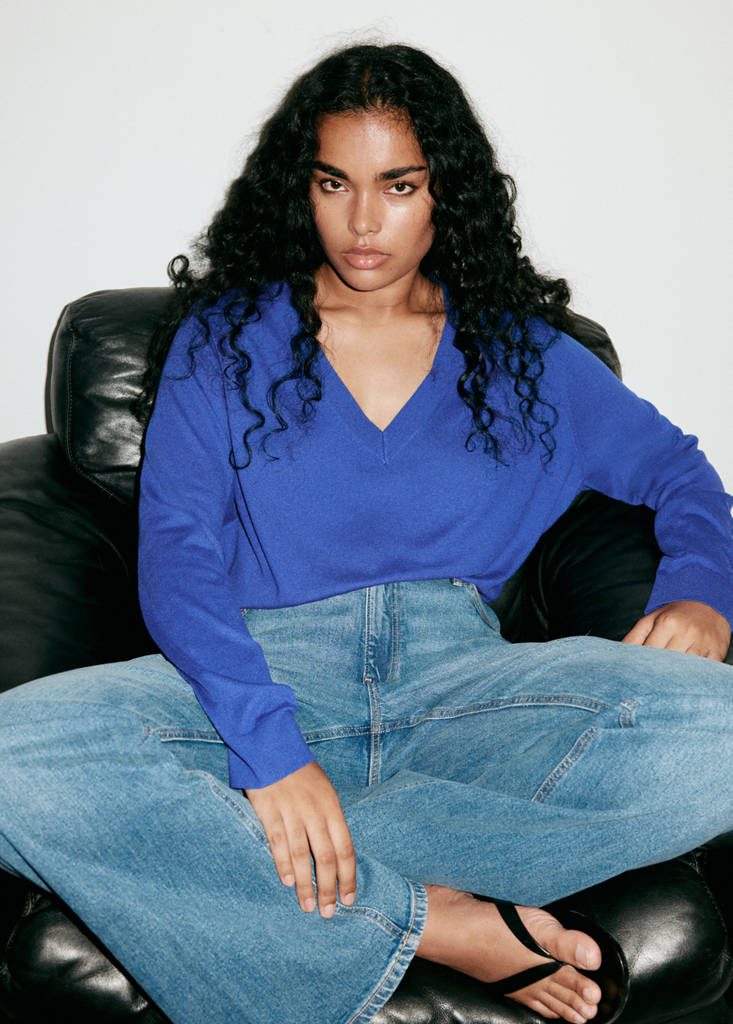 V-neck knit sweater — Vibrant blue