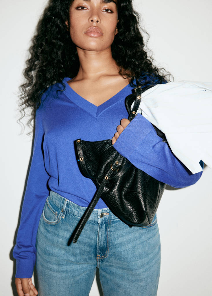 V-neck knit sweater — Vibrant blue
