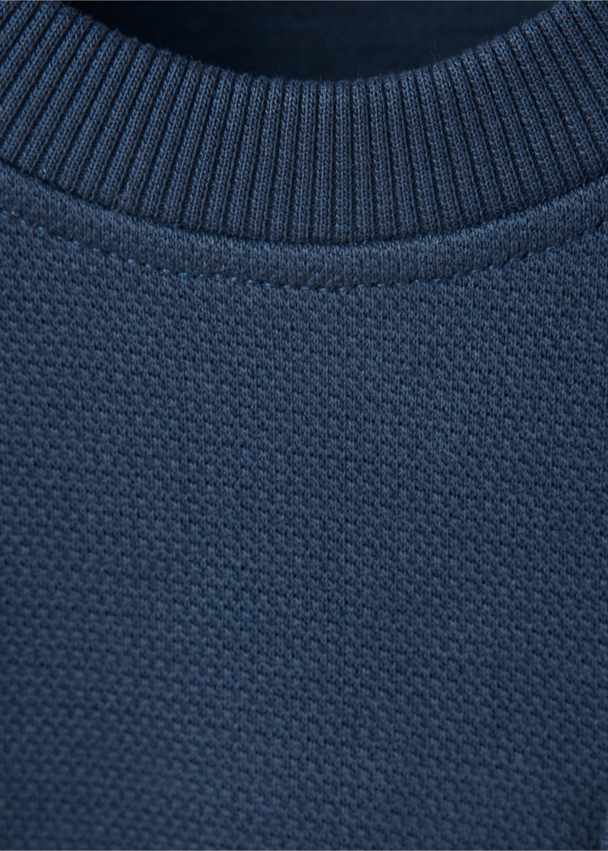 Oversized sweatshirt with pocket - Details of the article 8, Navy. Ref: 37084779-00.