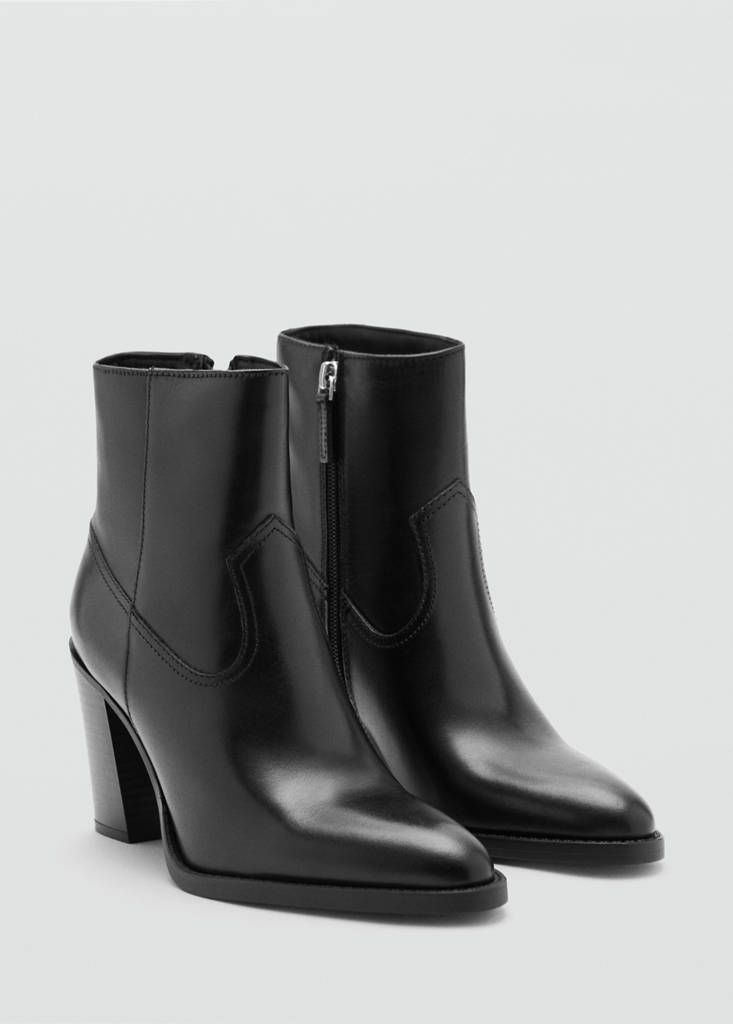 Leather ankle boot in leather with pointed toe and heel — Black
