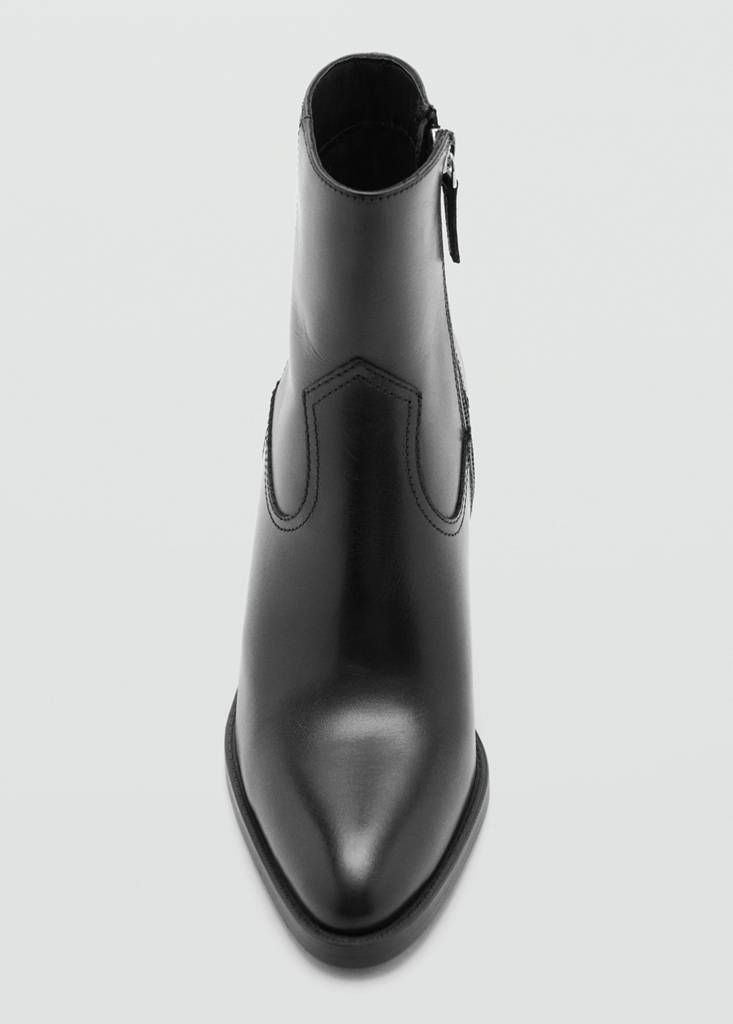 Leather ankle boot in leather with pointed toe and heel — Black
