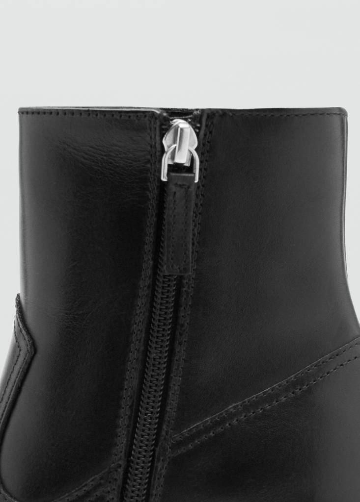Leather ankle boot in leather with pointed toe and heel — Black