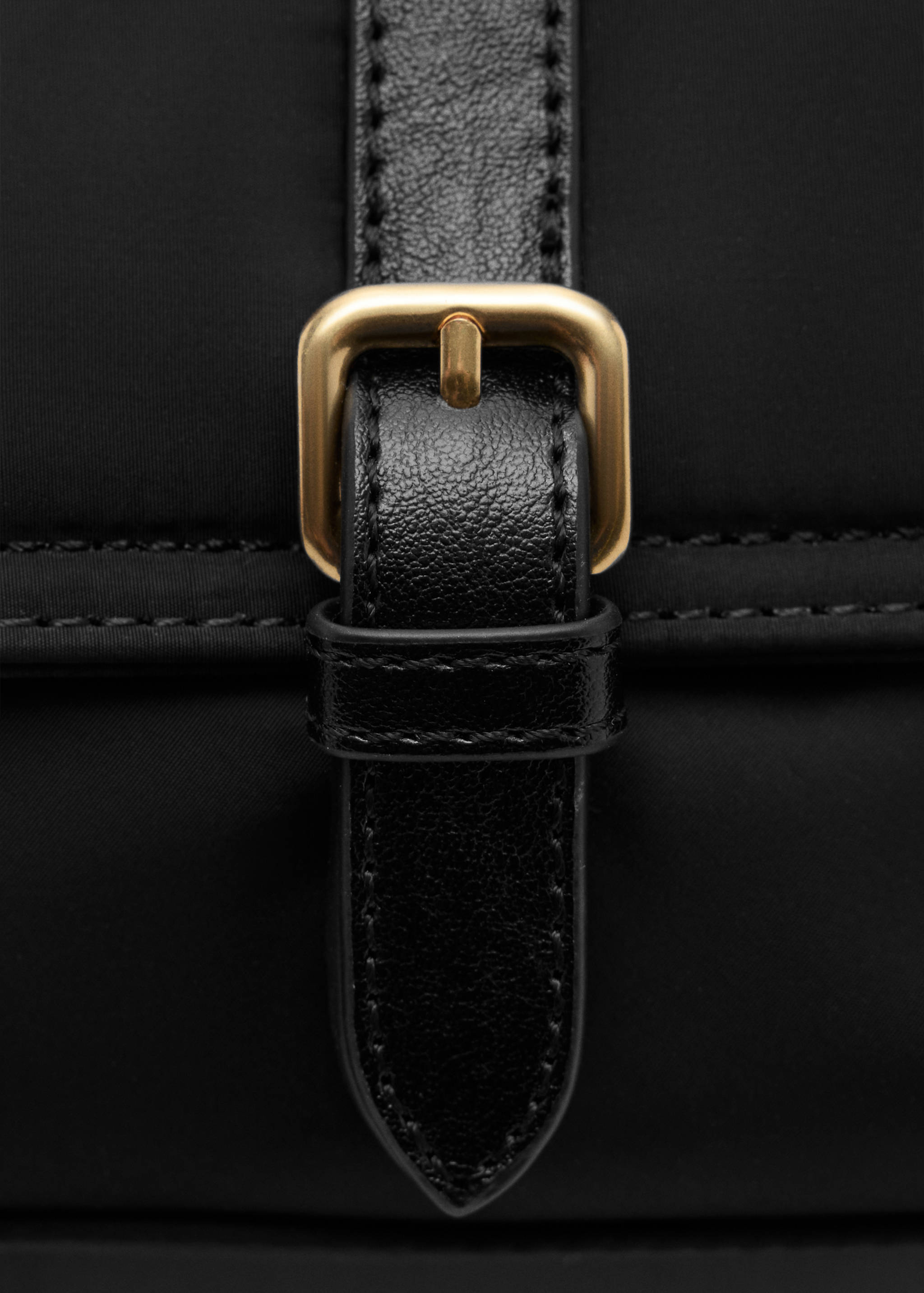 Buckle pocket shoulder bag - Details of the article 2