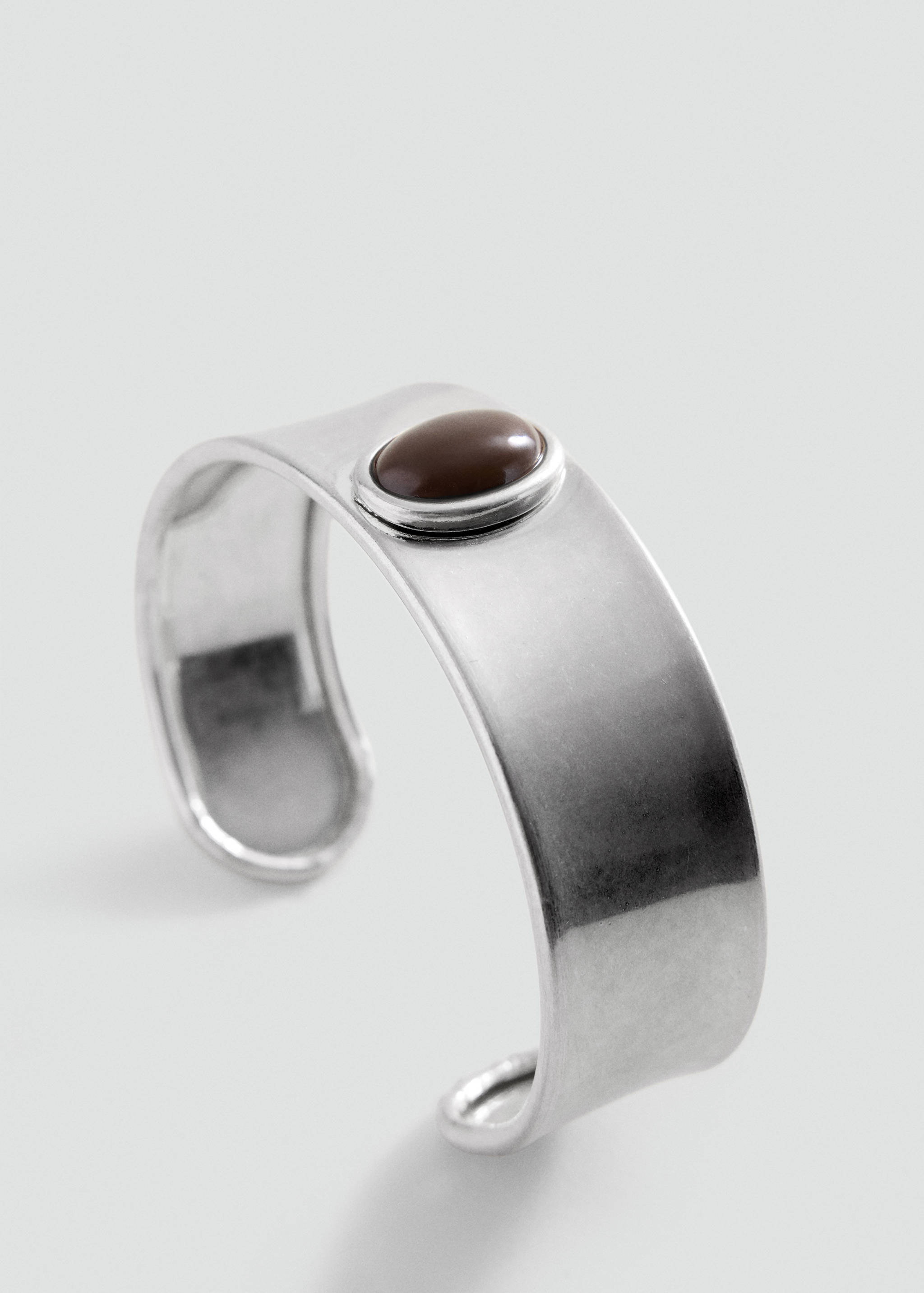 Bracelet rigide détail ovale - Plan moyen
