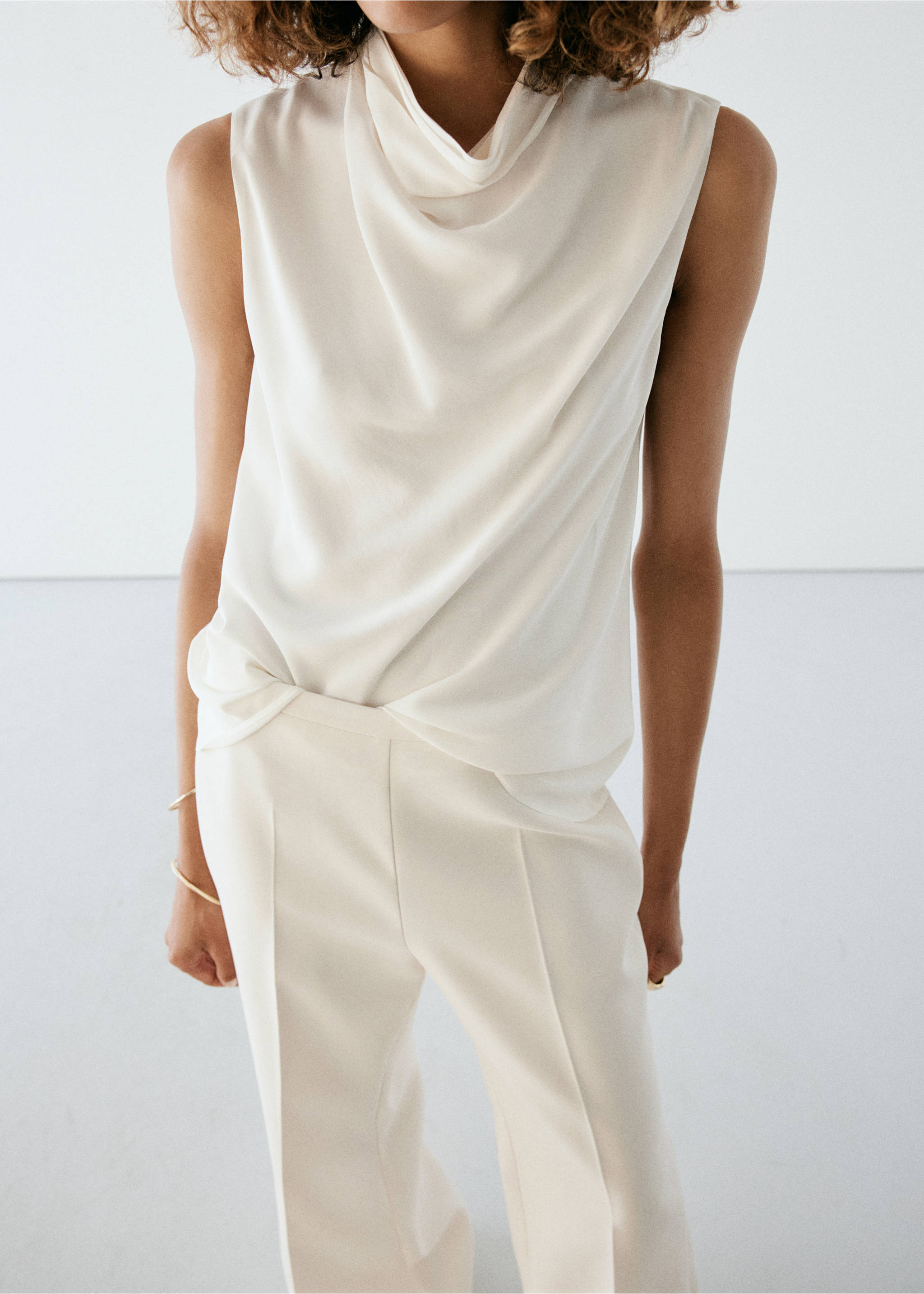 Top cuello alto drapeado - Plano medio, Blanco roto. Ref: 37085853-00.