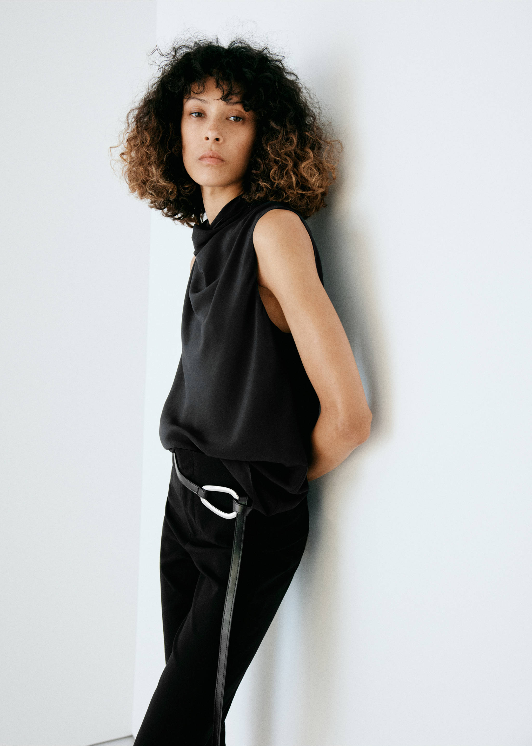 Top cuello alto drapeado - Plano medio, Negro. Ref: 37085853-00.