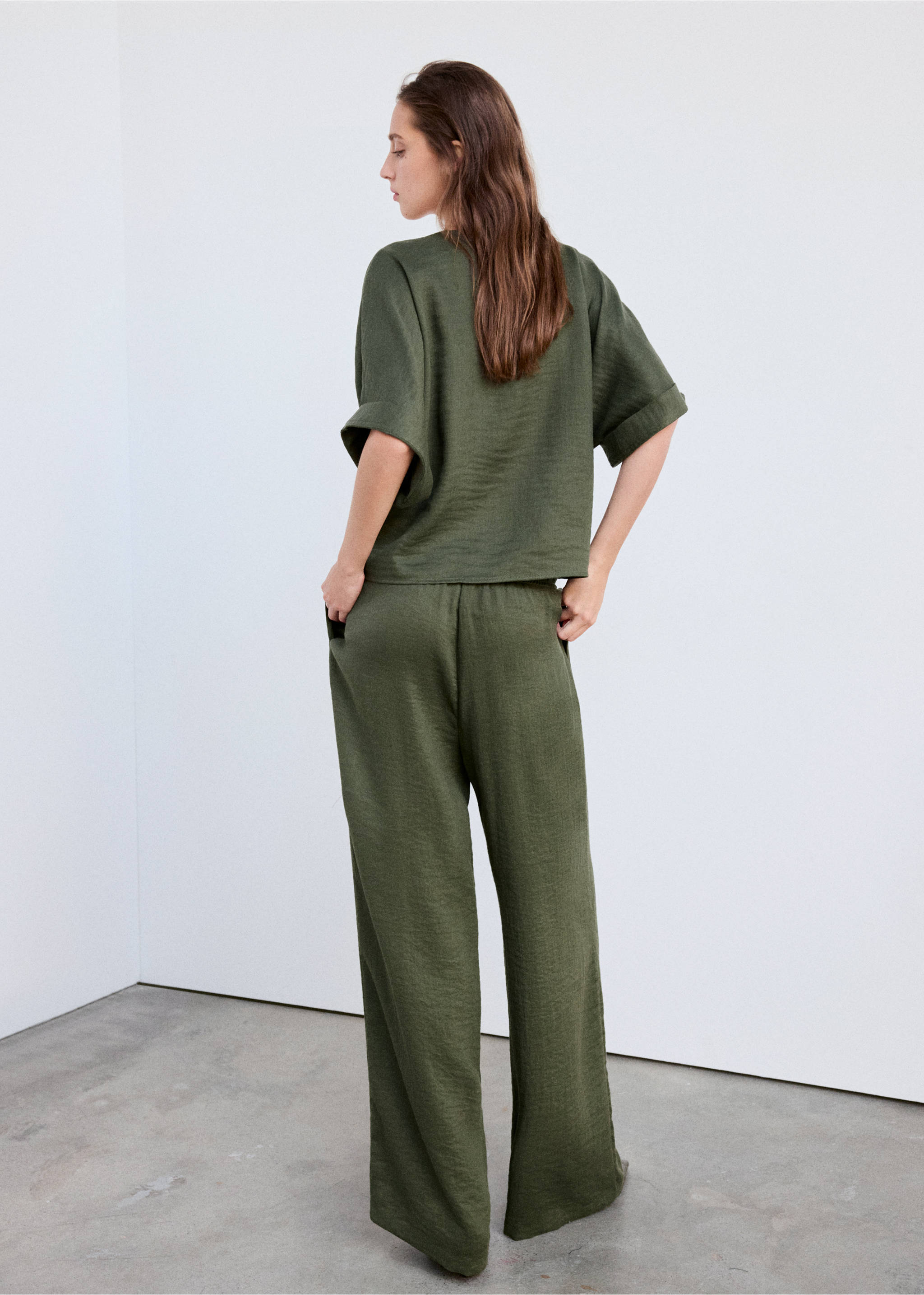 Textured flowy trousers - Reverse of the article, Green. Ref: 37085863-00.