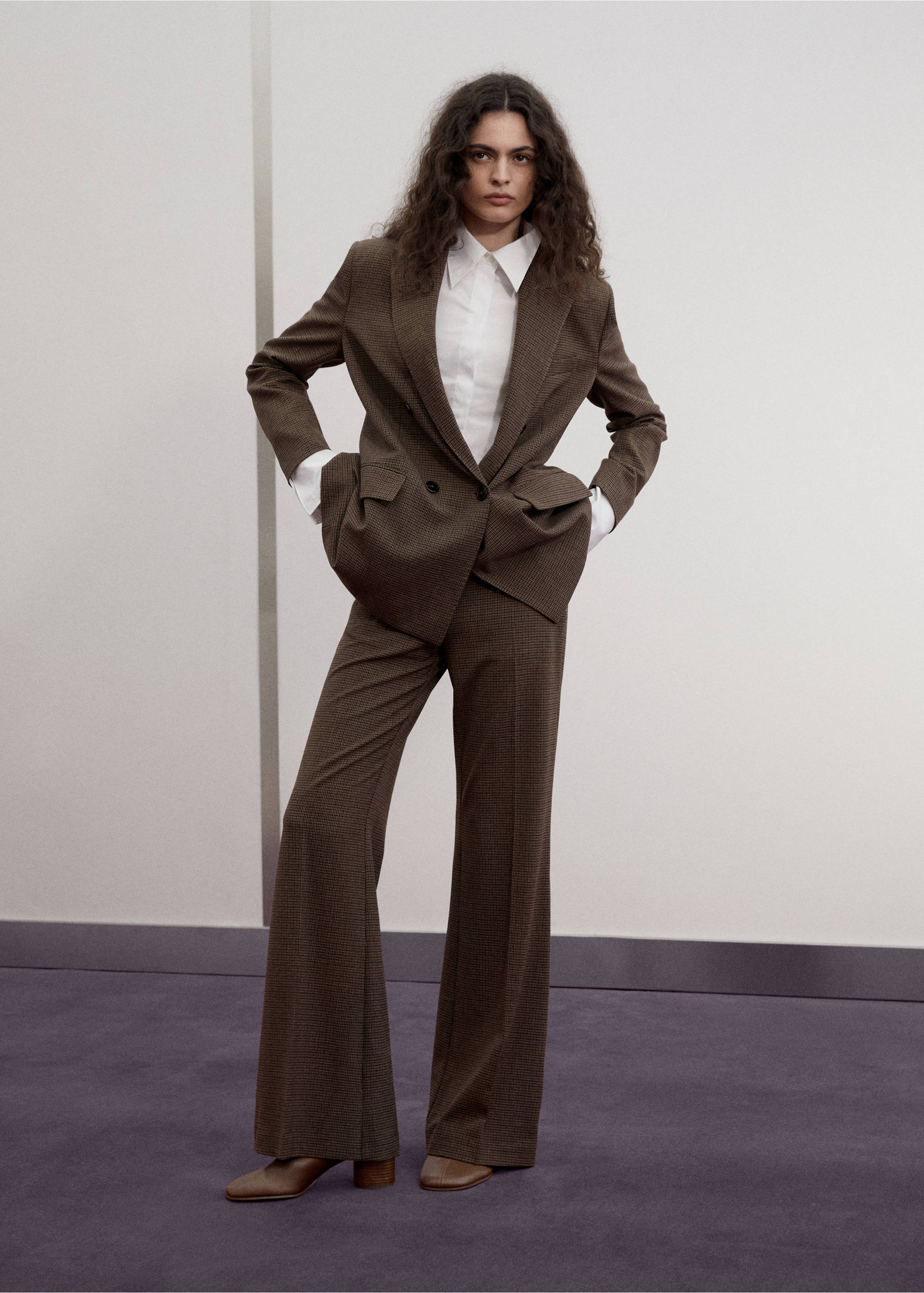 Blazer cruzado de estampado marrón con pantalones a juego y camisa blanca., Chocolate. Ref: 37085864-01.