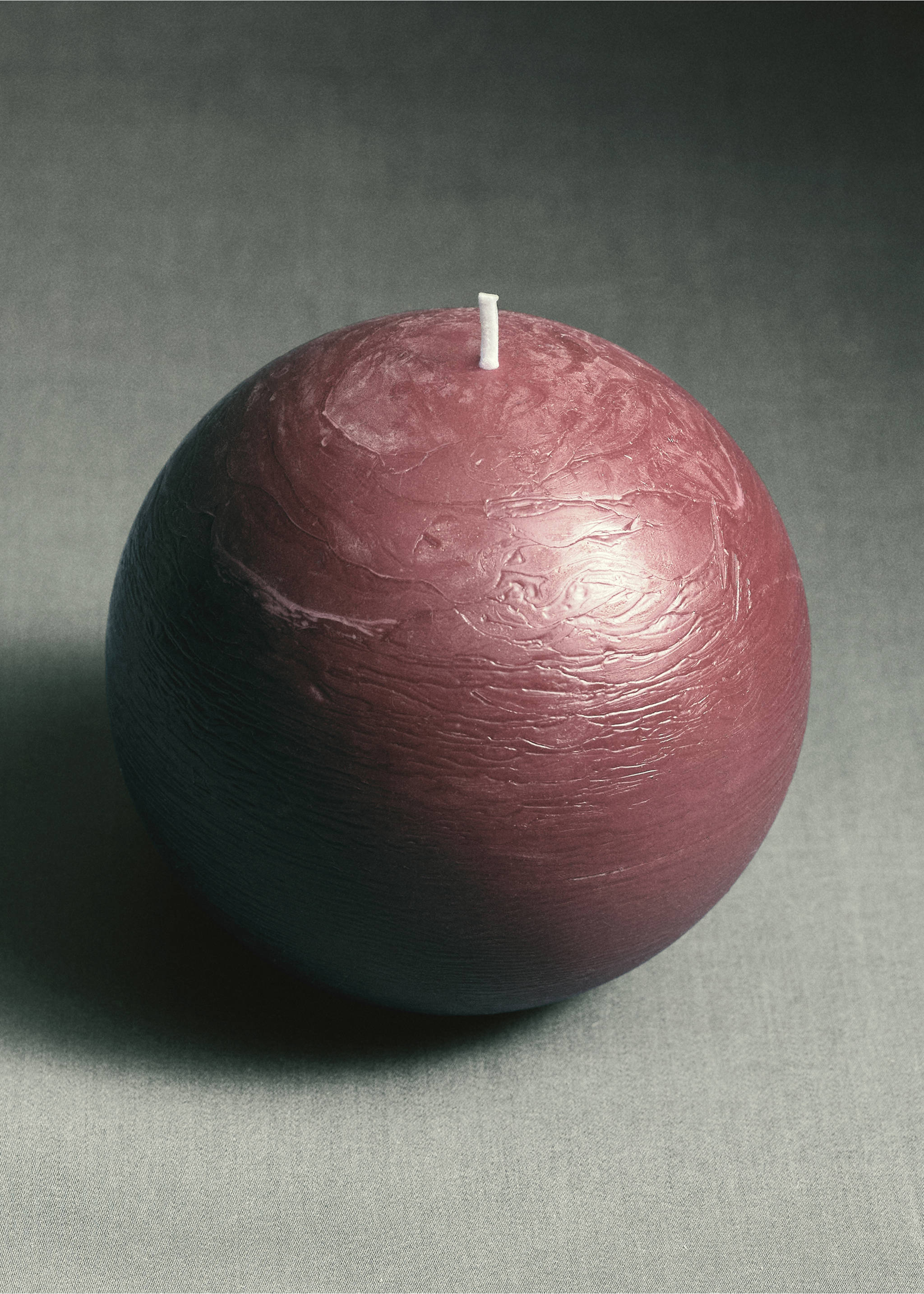 Plum spherical candle with a rustic marbled finish and a white wick., Maroon. Ref: 37085881-00.