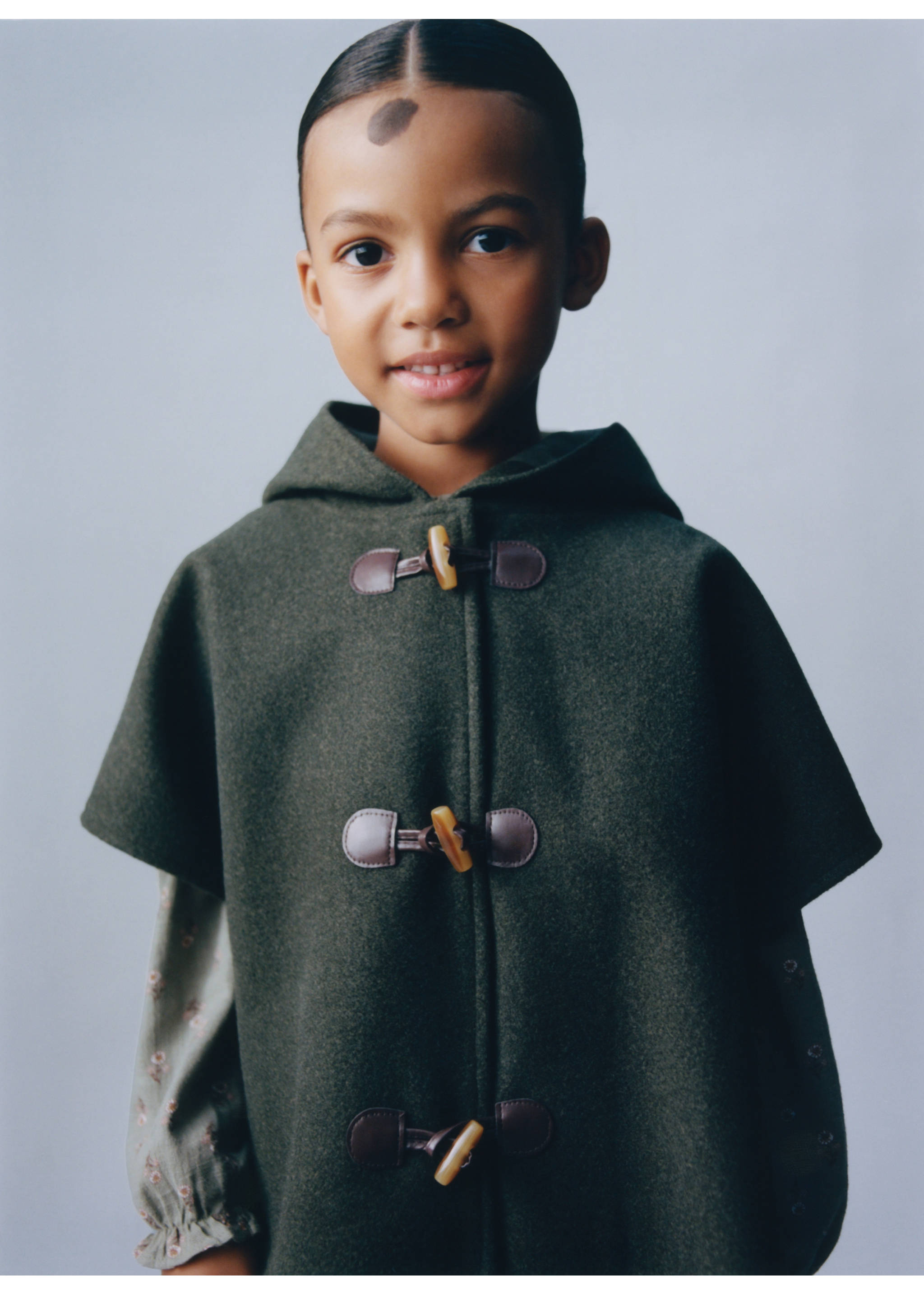 Hooded cape with toggle fastenings - Details of the article 5, Medium Green. Ref: 37085979-00.