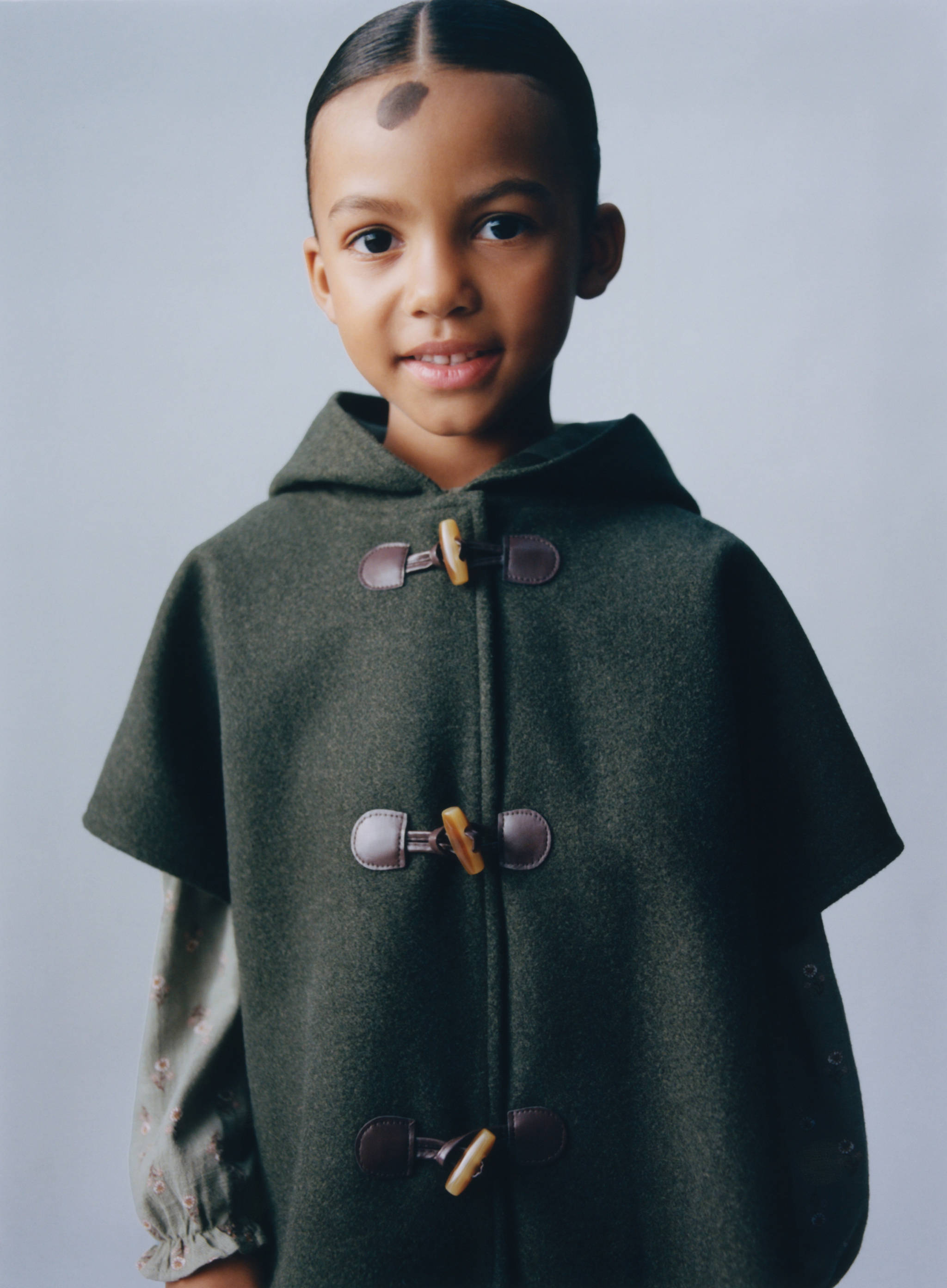 Hooded cape with toggle fastenings - Details of the article 5