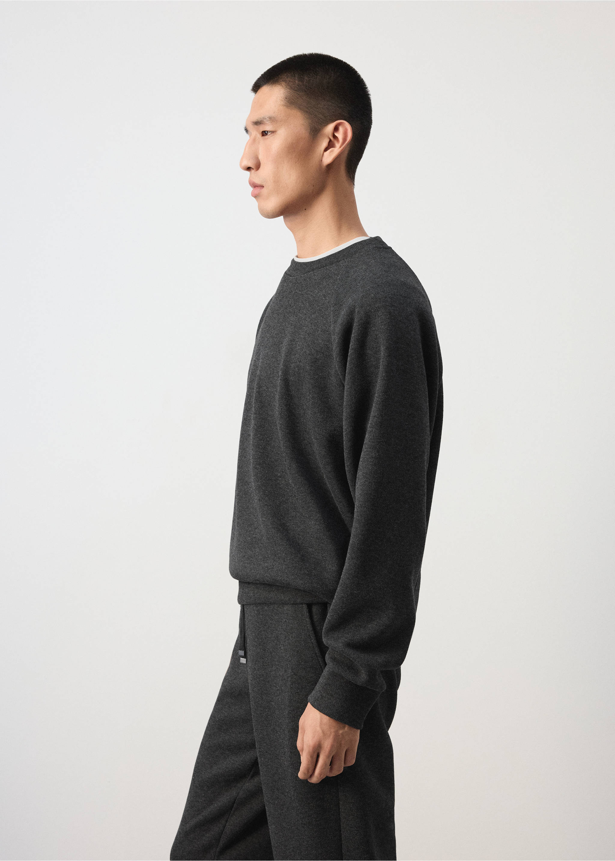 Sweatshirt van geborstelde sweatstof, regular fit - Detail van het artikel 2, Donkergrijs. Ref: 37085987-00.