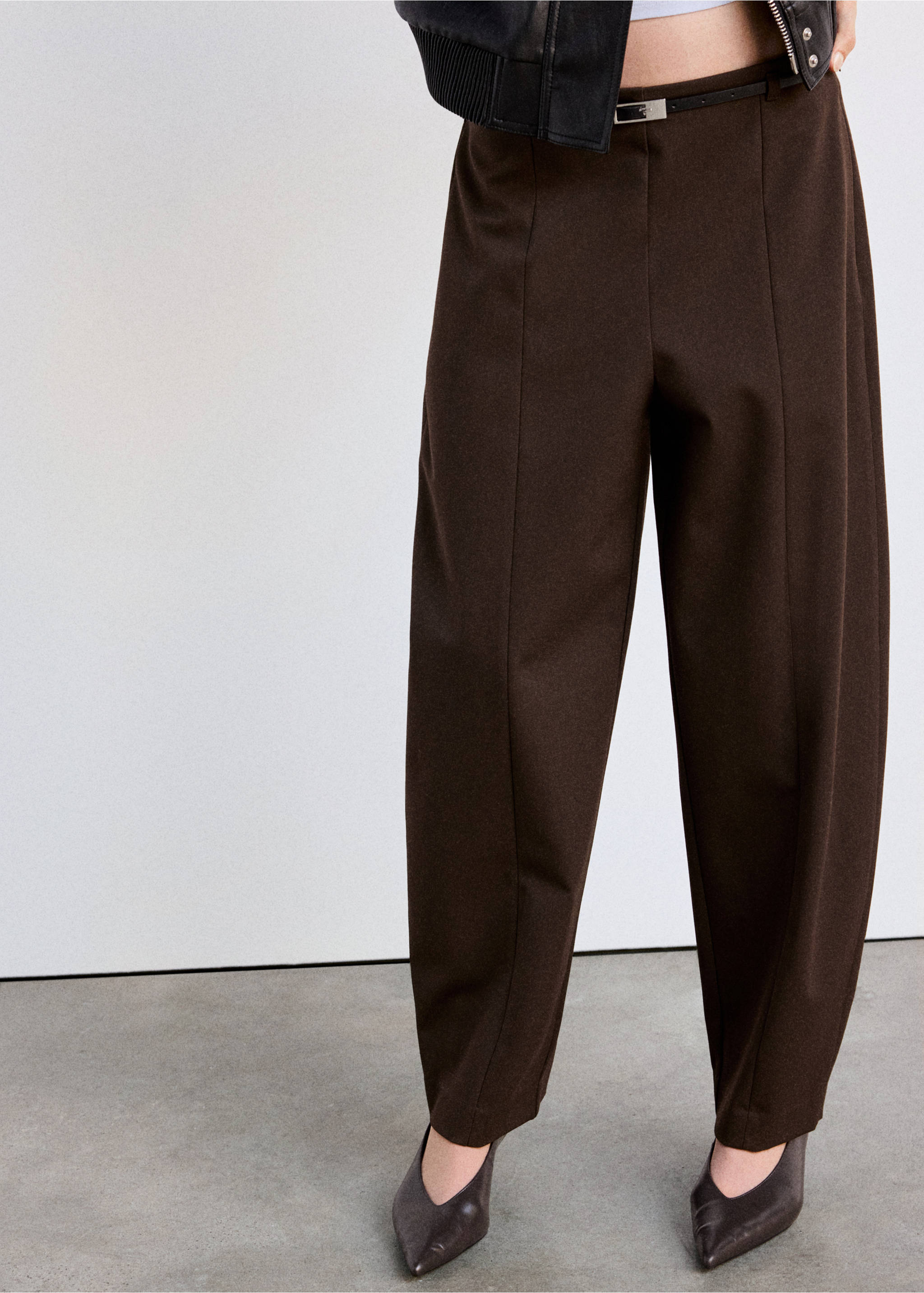 Pantalon ballon ceinture à boucle - Plan moyen, Marron. Ref: 37085988-01.